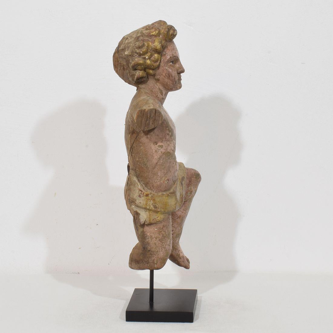 Sculpté à la main Fragment d'ange baroque italien en bois sculpté à la main du 18e siècle en vente