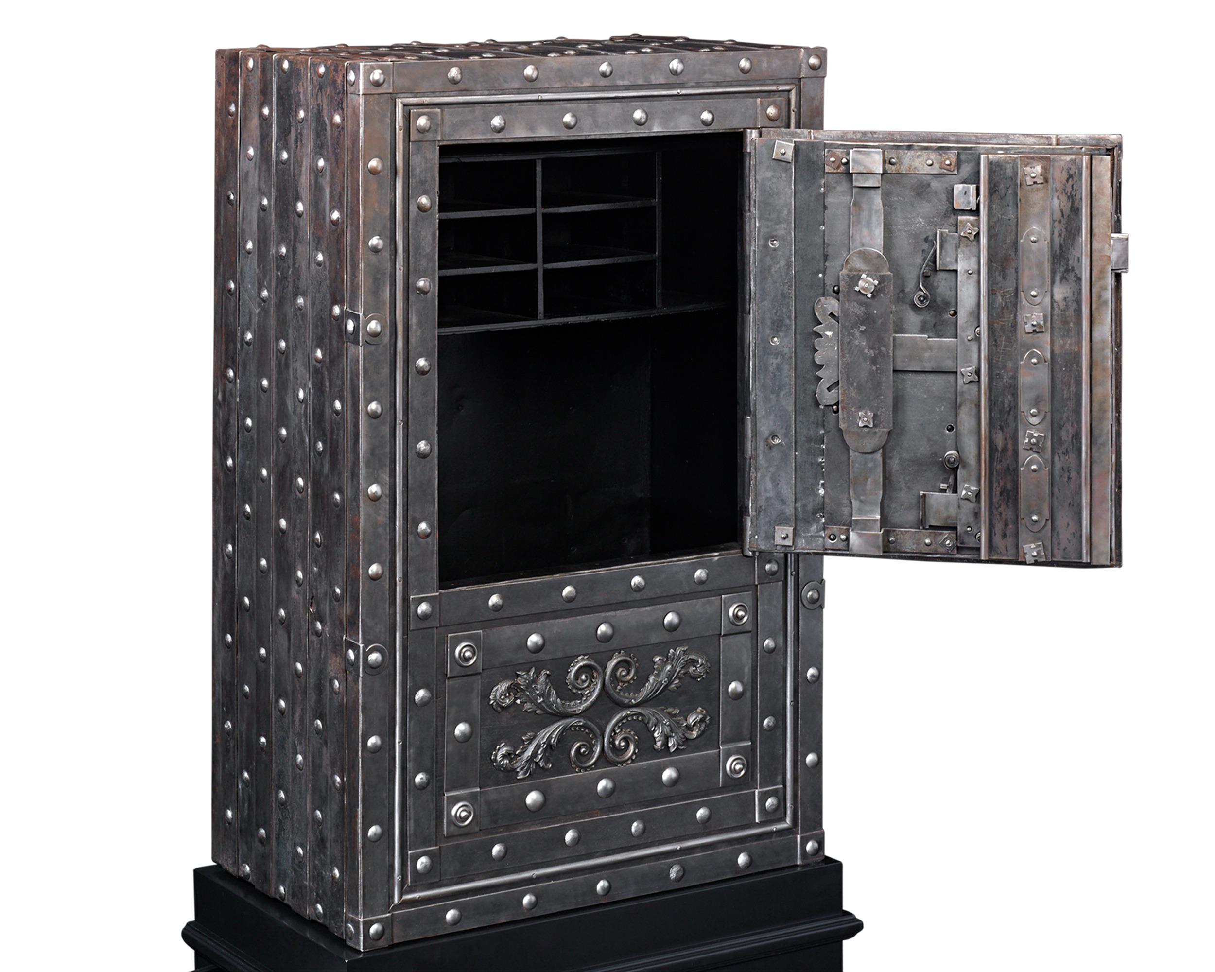Italian 18th-Century Iron Safe In Excellent Condition In New Orleans, LA