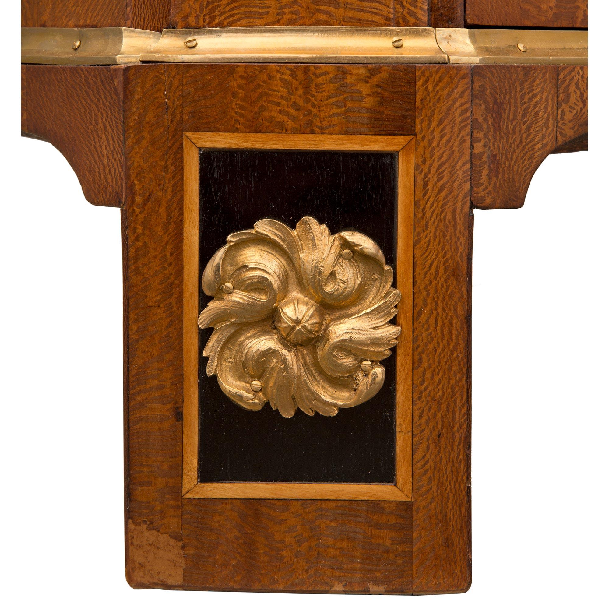 Italian 18th Century Japanese Lacquer and Lace Wood Veneer Cabinet For Sale 4