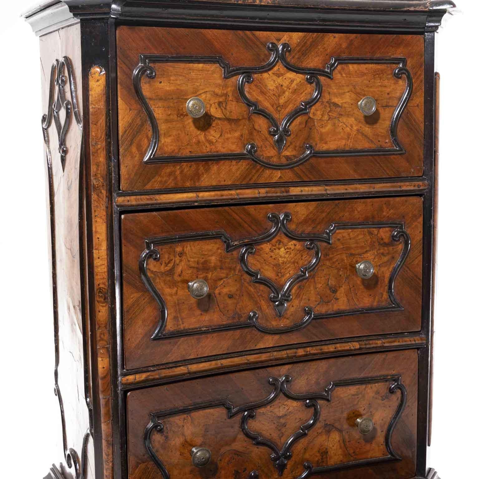 From Italy, Lombardy a rare burl walnut prayer kneeler faldstool, an Italian Louis XV prayer bench with three drawers and ebonized jutting frames, dating back to the early 1700.
Fantastic example of Lombard cabinet-making, this antique Italian prie-