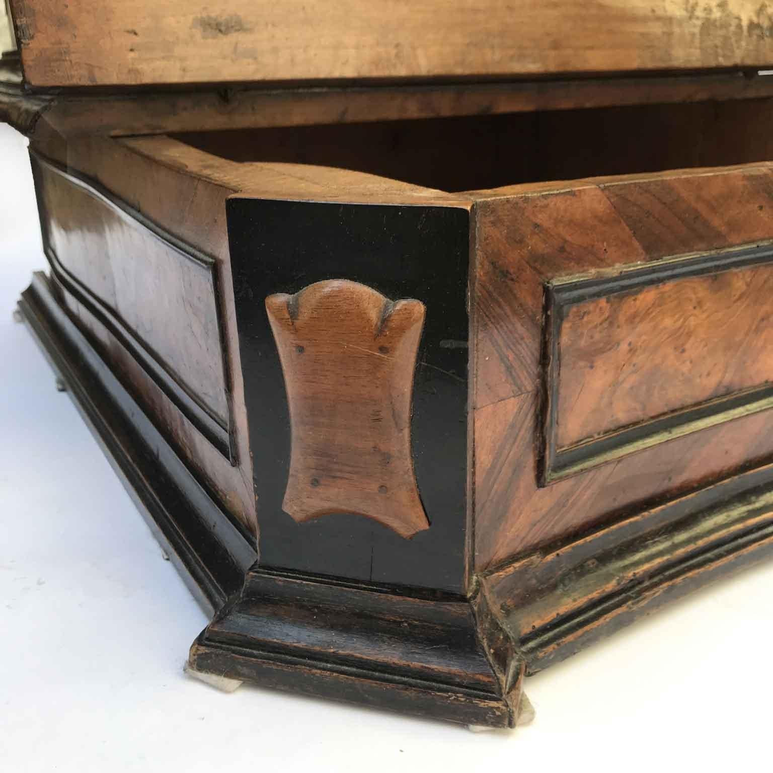 Italian 18th Century Lombard Kneeler Louis XV Faldstood with Three Drawers For Sale 2