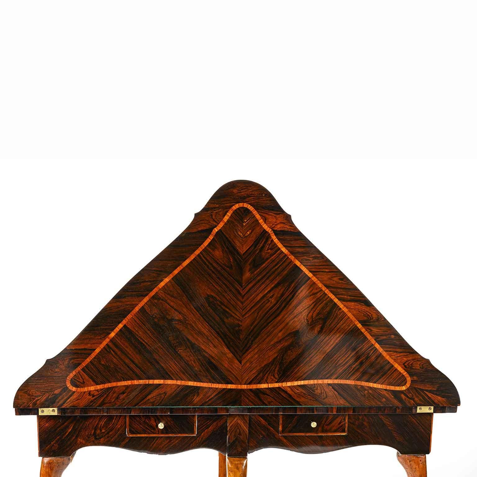 Exclusive Louis XIV Italian Genoese corner card table realized in rosewood and bois de rose, this elegant antique fold over game table dates back to the third quarter of 18th century, 1760 circa.
Two small drawers on the frontal shaped apron