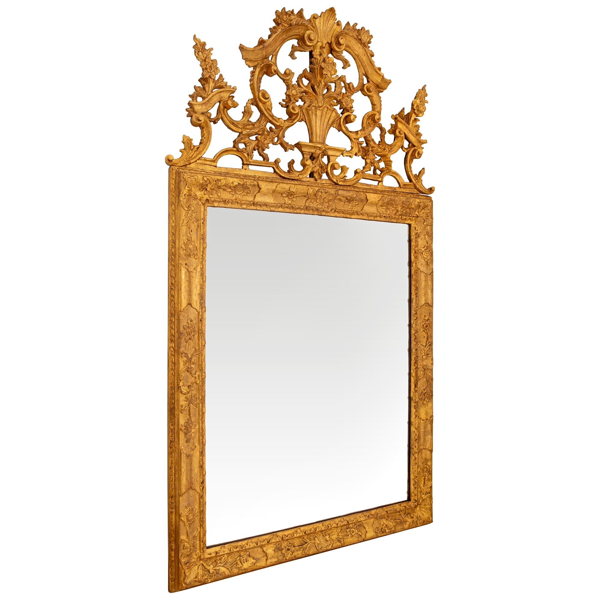 Italiano Specchio italiano del XVIII secolo di epoca Luigi XIV in legno dorato barocco in vendita