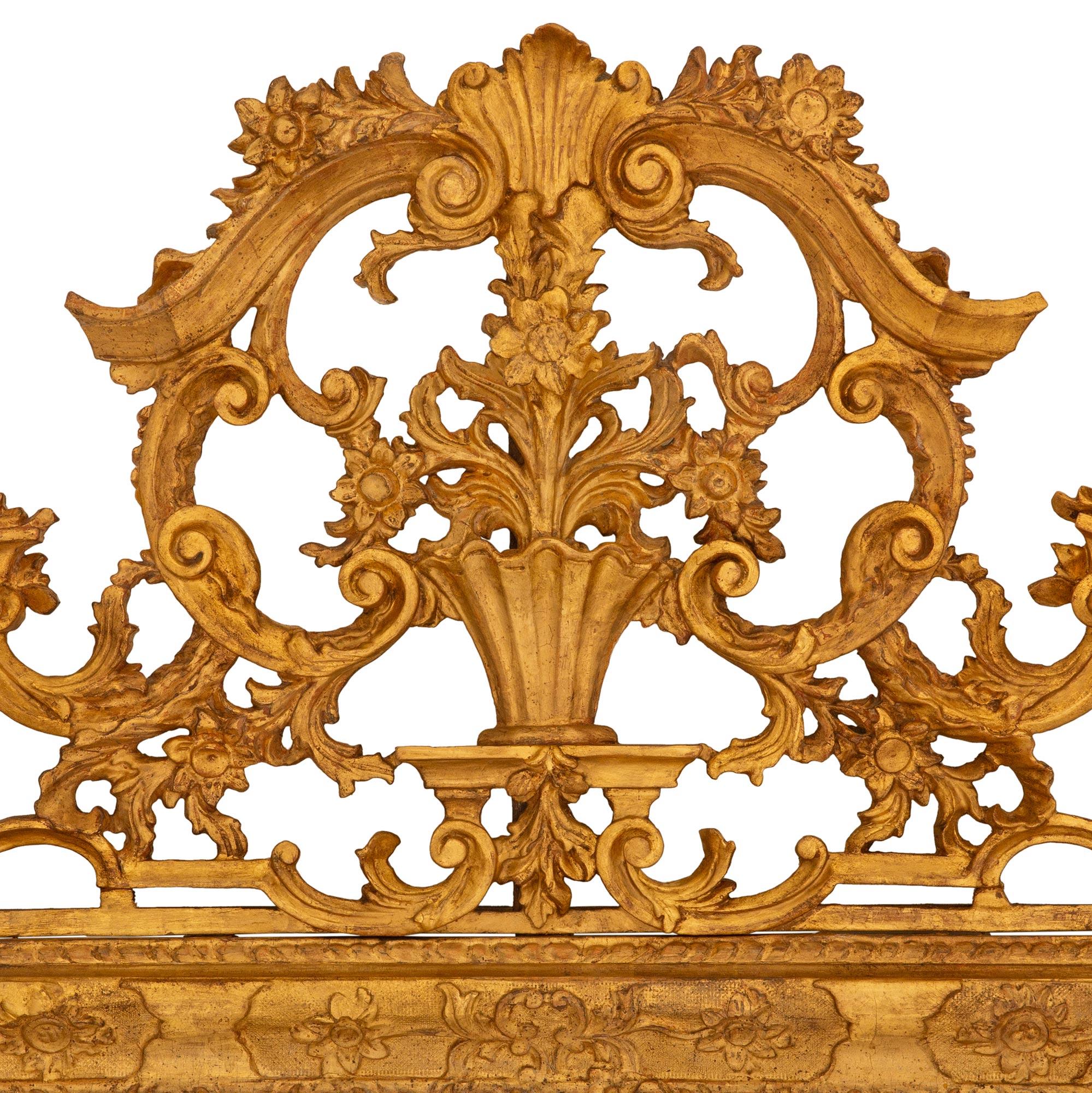Specchio italiano del XVIII secolo di epoca Luigi XIV in legno dorato barocco In condizioni buone in vendita a West Palm Beach, FL