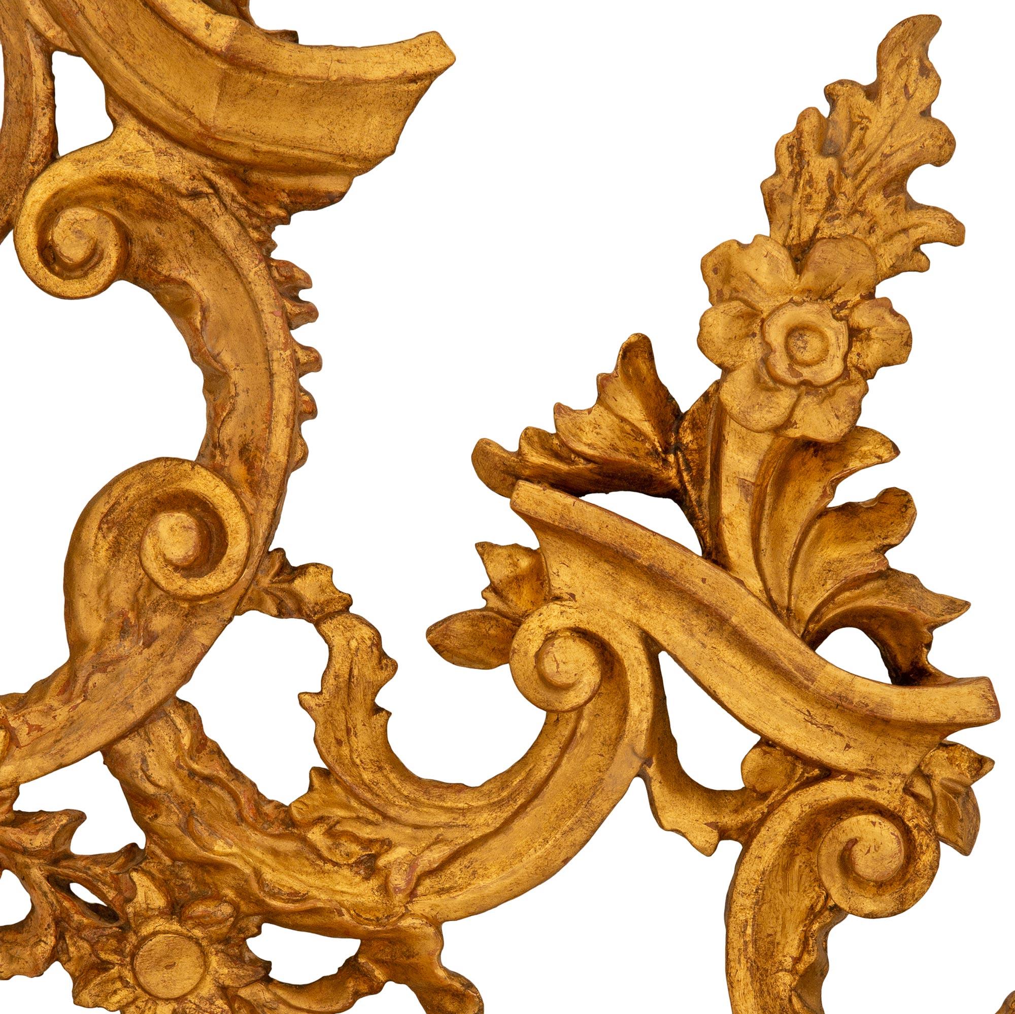 Fino al XVIII secolo Specchio italiano del XVIII secolo di epoca Luigi XIV in legno dorato barocco in vendita