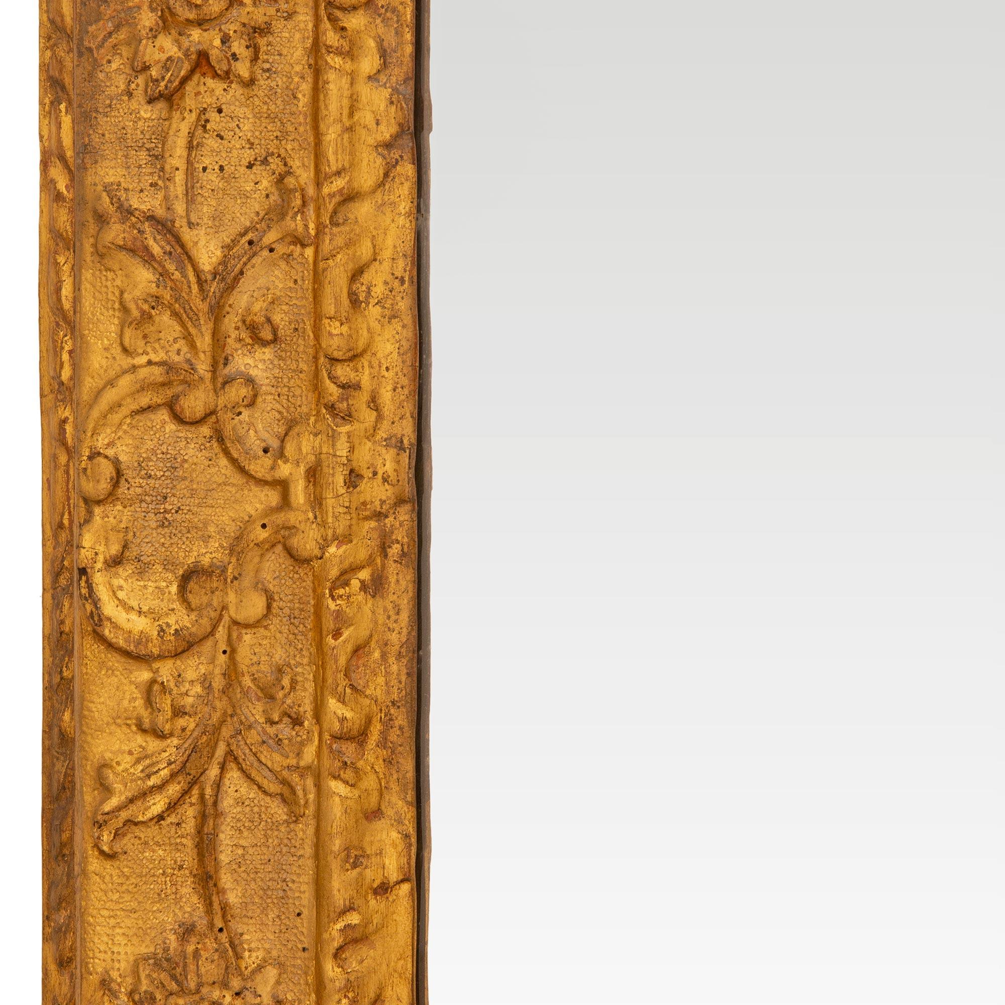 Specchio italiano del XVIII secolo di epoca Luigi XIV in legno dorato barocco in vendita 1