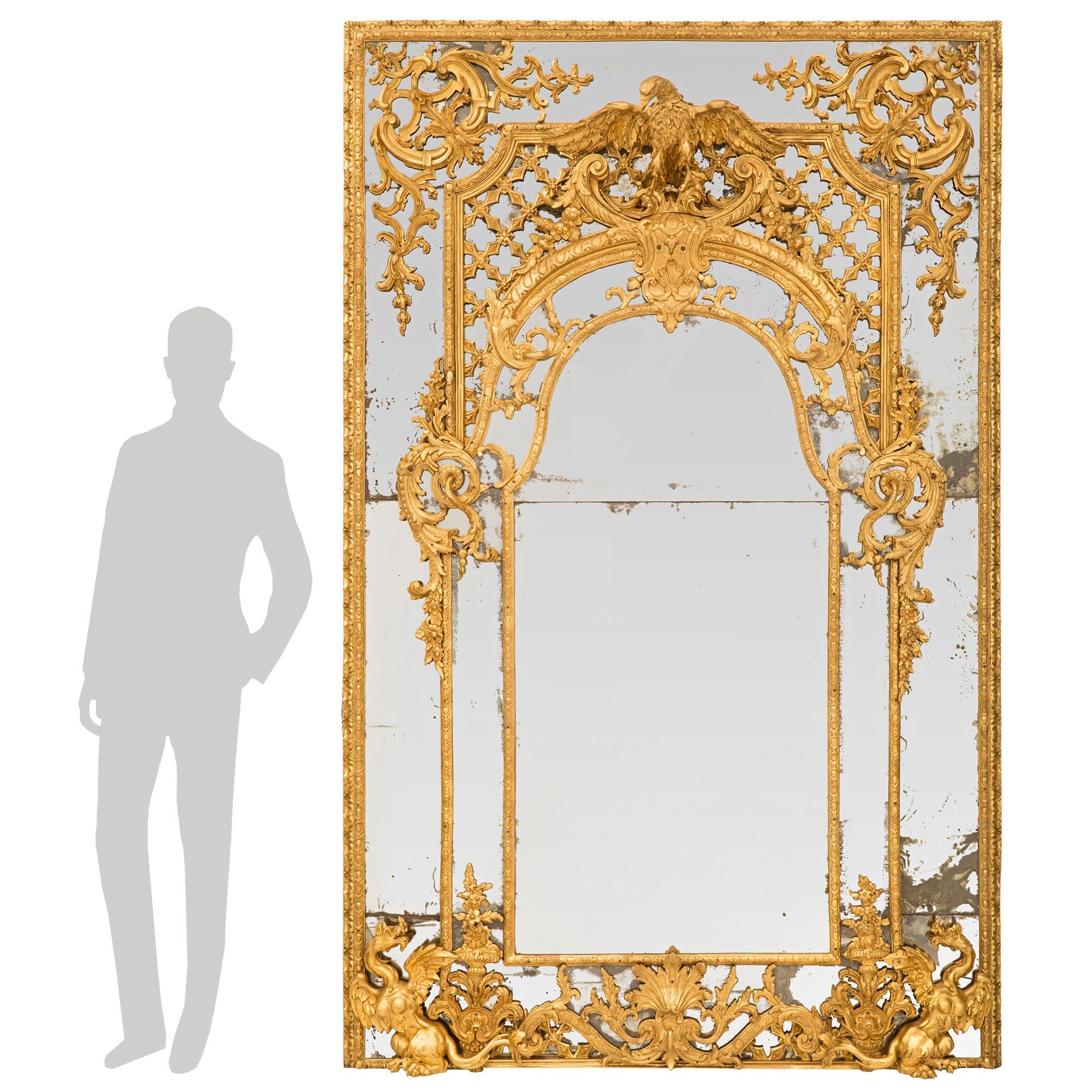 Rare miroir en bois doré à double encadrement d'époque Louis XIV, provenant du célèbre Palais Borghese, d'une qualité exceptionnelle, datant de la fin du XVIIe siècle ou du début du XVIIIe siècle. Ce miroir de grande taille a conservé toutes ses
