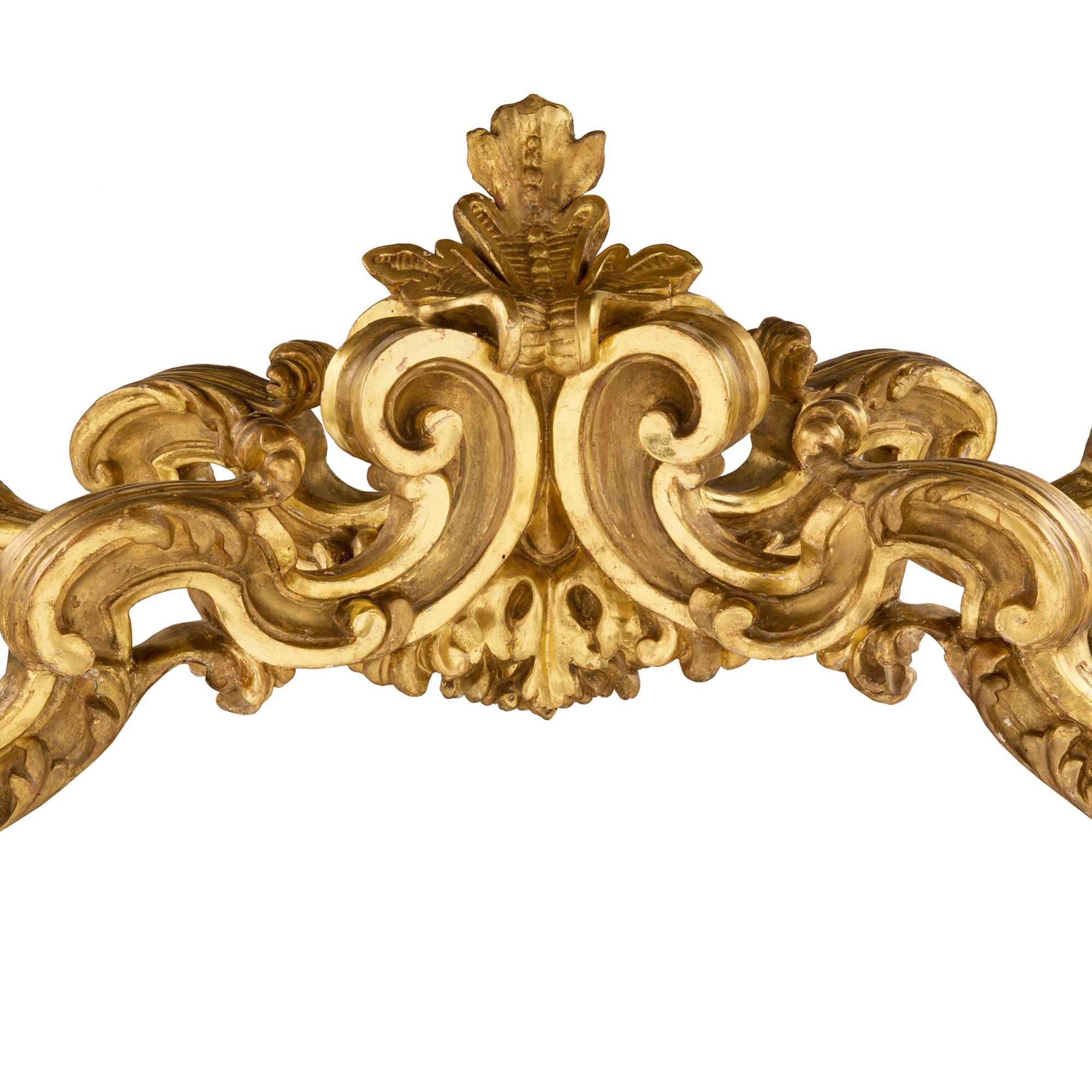 Console italienne d'époque Louis XIV du 18ème siècle en bois doré et marbre en vente 2