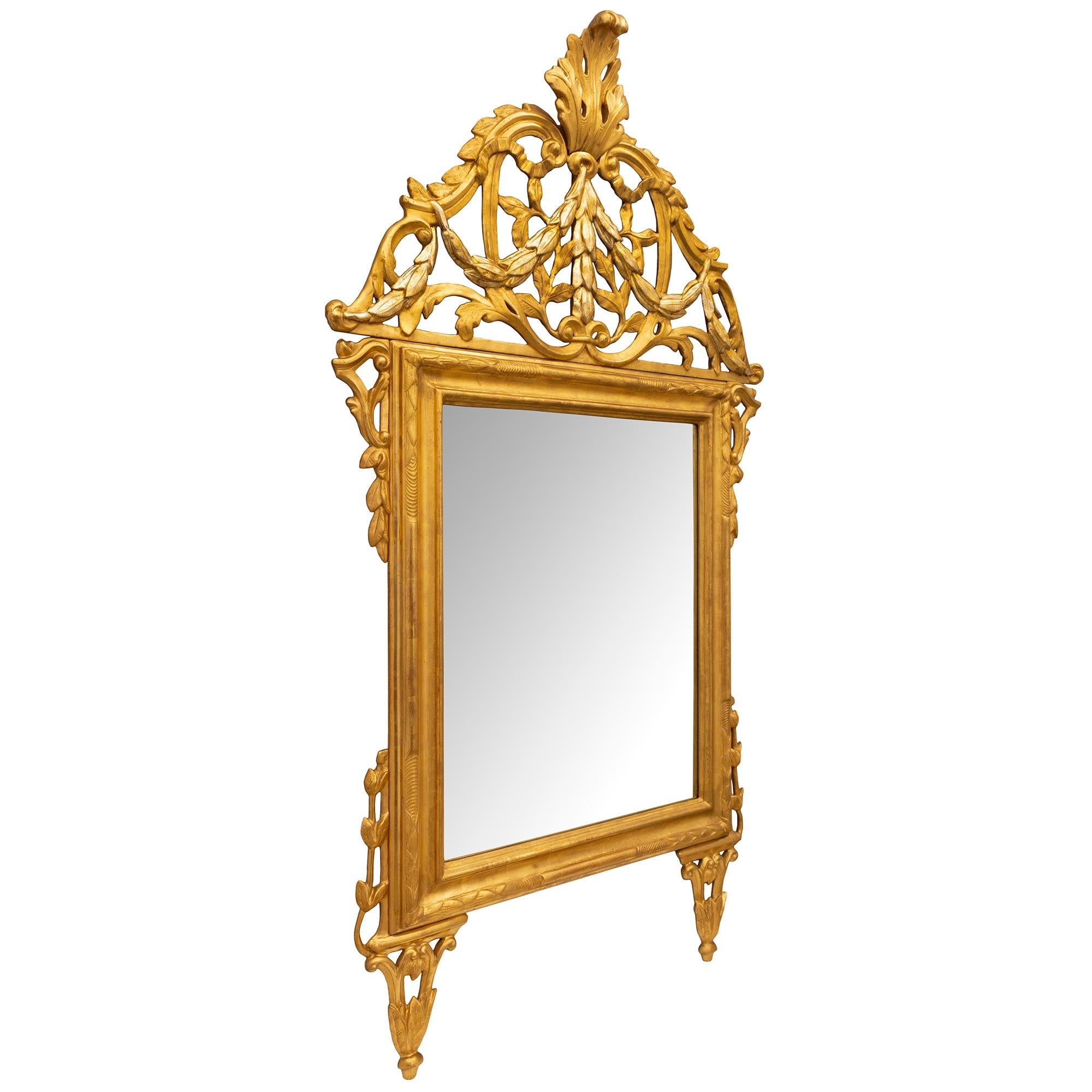Magnifique miroir Mecca en bois doré et argenté d'époque Louis XIV, Italie, 18e siècle. Le miroir repose sur des pieds triangulaires effilés et ajourés, décorés de feuilles et de motifs en volutes. Au-dessus se trouve sa plaque de miroir d'origine,