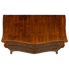 Commode bombée italienne du 18ème siècle d'époque Louis XIV en noyer incrusté