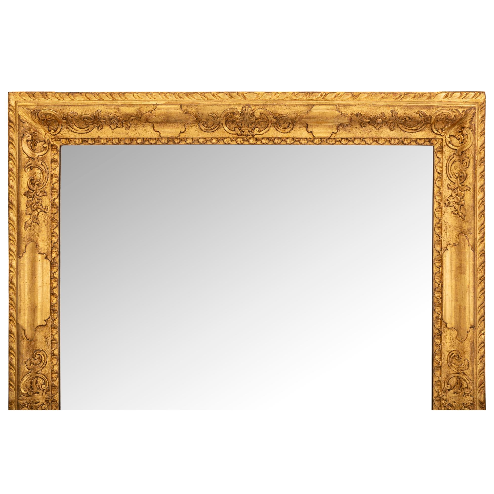 Miroir italien du XVIIIe siècle en bois doré de style Louis XIV du XVIIIe siècle Bon état - En vente à West Palm Beach, FL