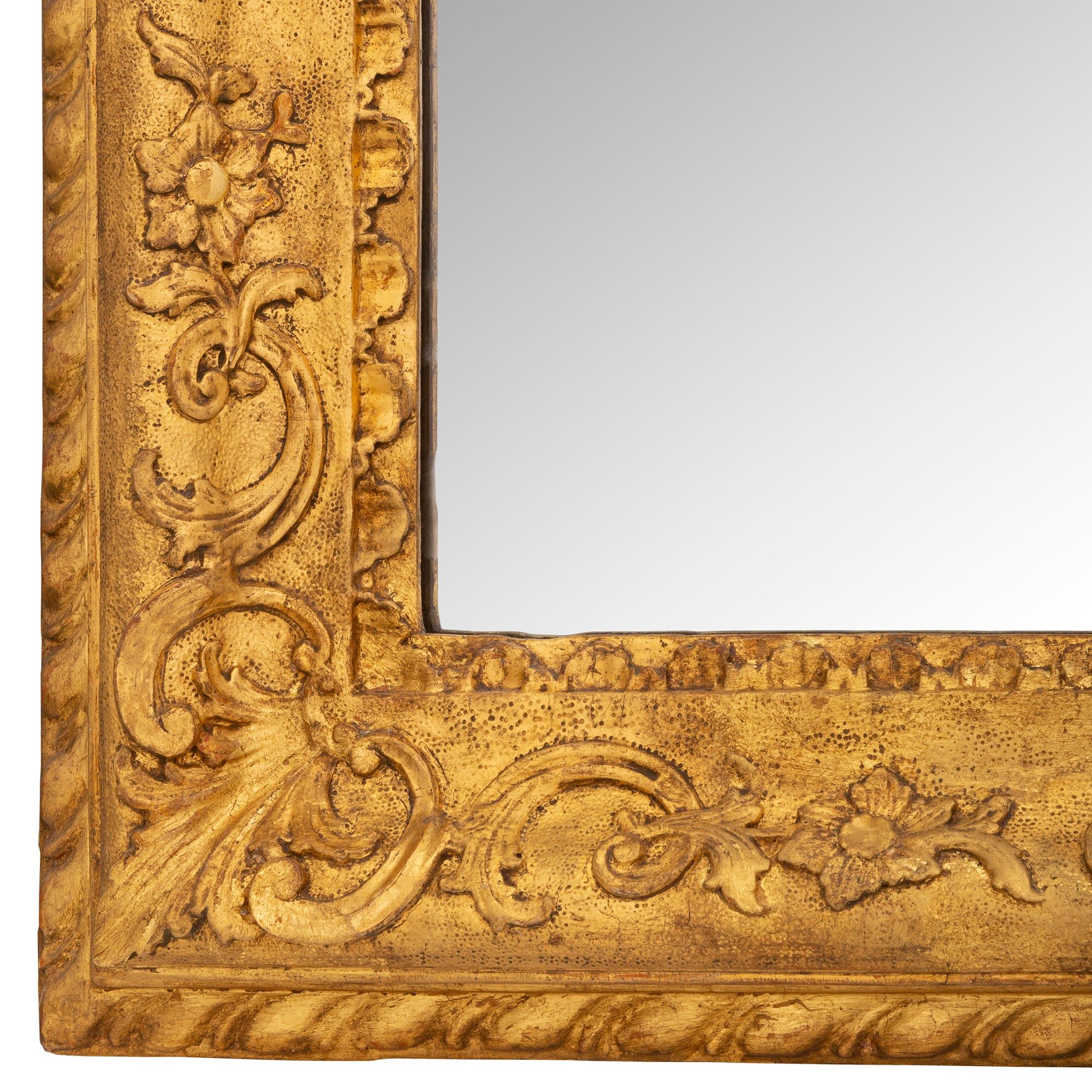 Miroir italien du XVIIIe siècle en bois doré de style Louis XIV du XVIIIe siècle en vente 1