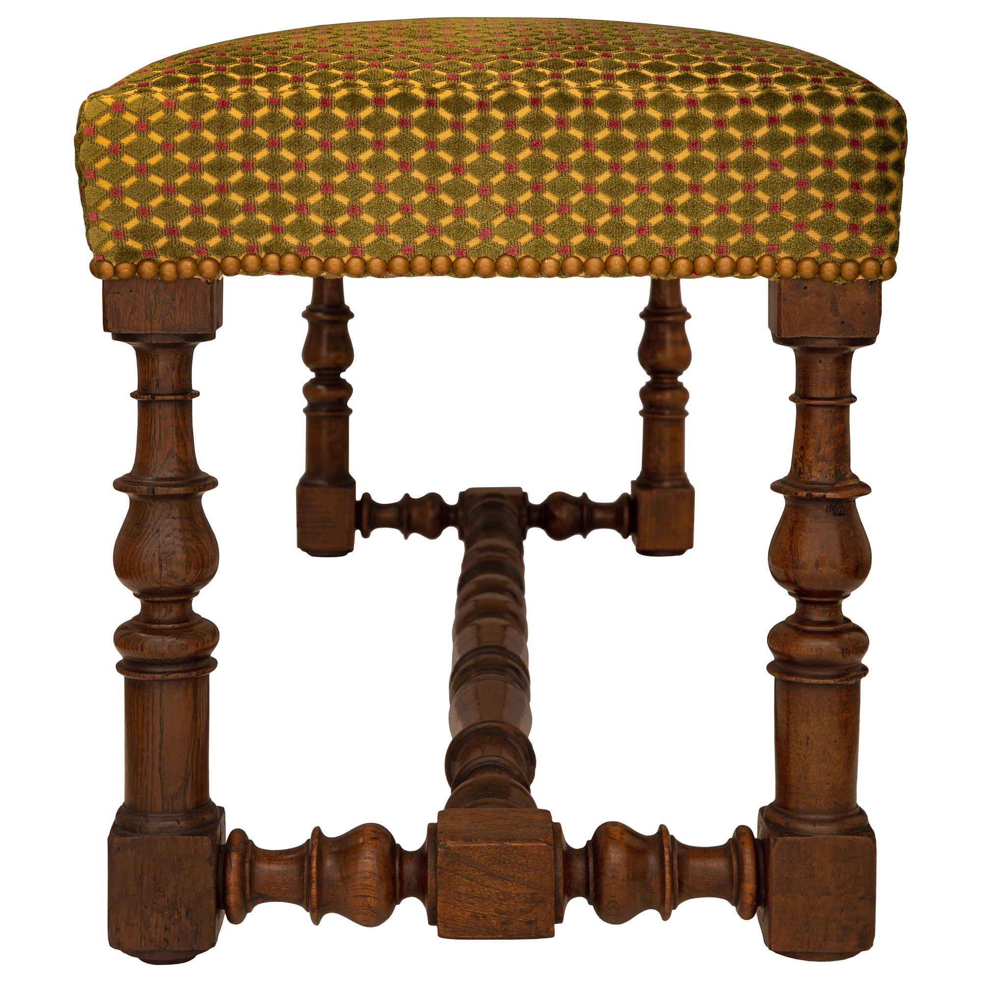 Italian 18th Century Louis XIV St. Walnut Bench In Good Condition For Sale In West Palm Beach, FL