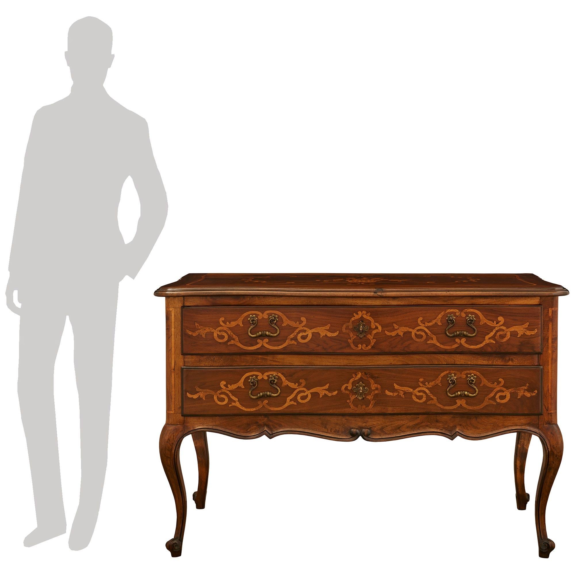 Très élégante commode italienne du XVIIIe siècle d'époque Louis XV en merisier, érable et laiton. Cette magnifique commode de la région du Piémont repose sur des pieds cabriole en merisier qui mènent à une frise festonnée finement détaillée sous les