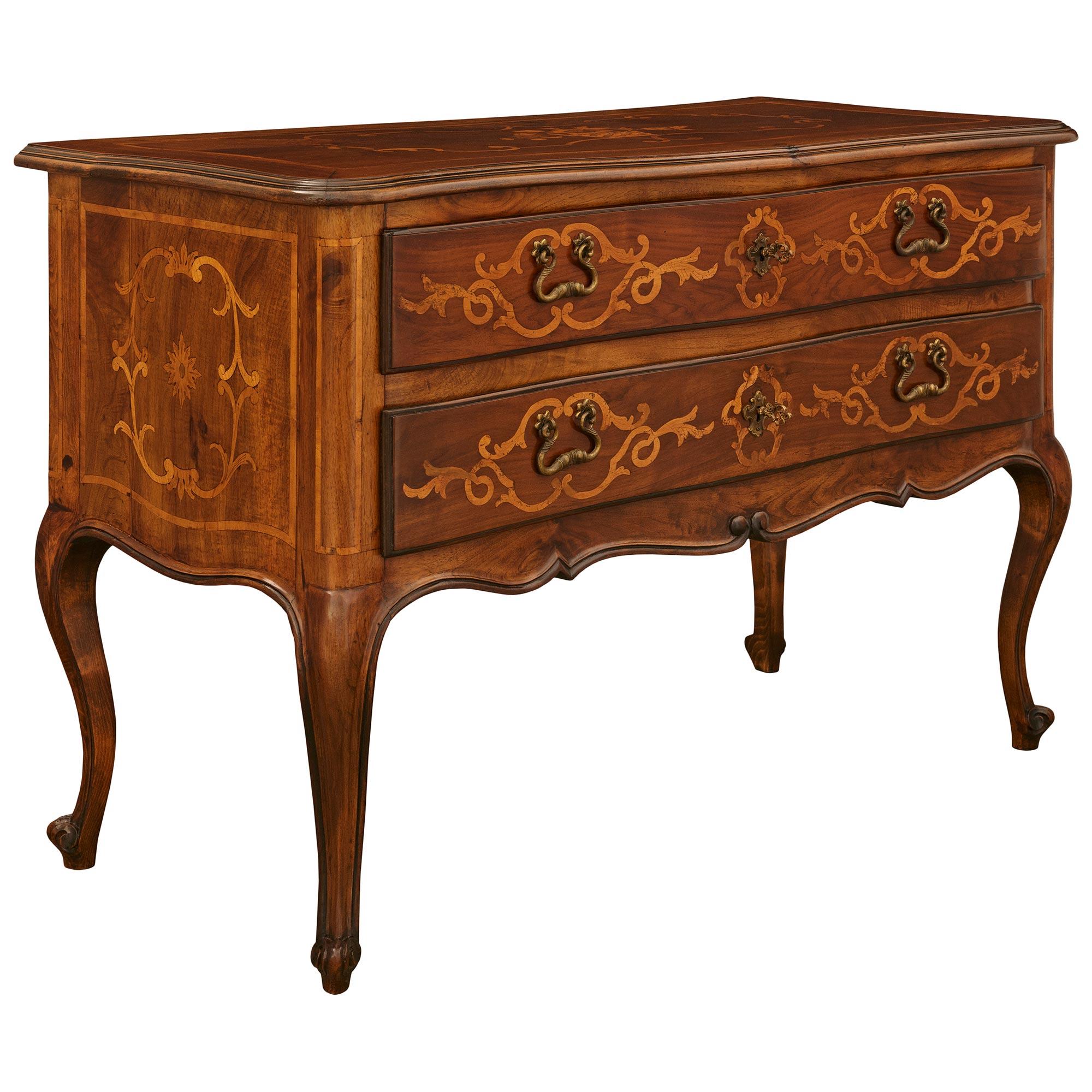 Coffre italien du XVIIIe siècle d'époque Louis XV en cerisier, érable et laiton Bon état - En vente à West Palm Beach, FL