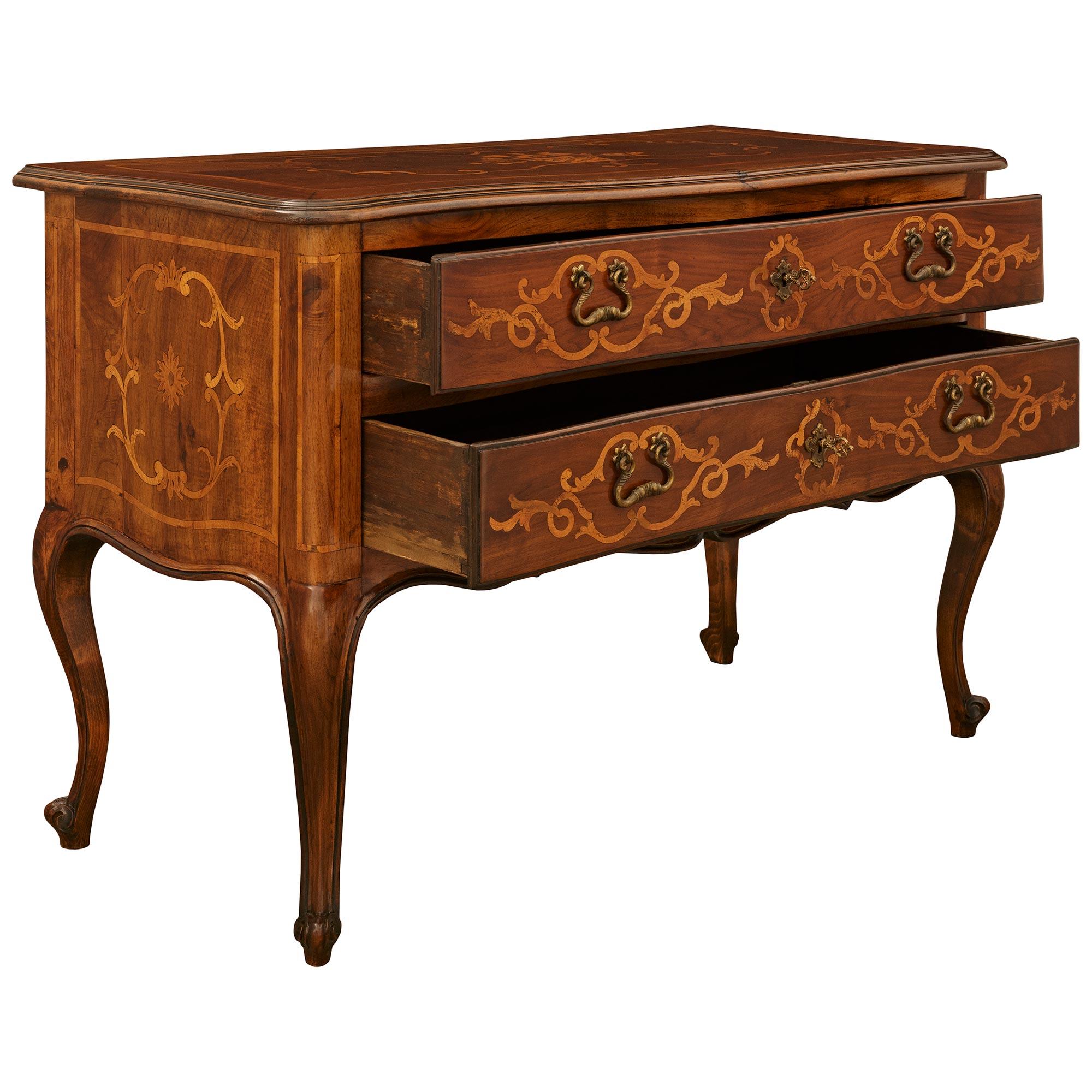 XVIIIe siècle et antérieur Coffre italien du XVIIIe siècle d'époque Louis XV en cerisier, érable et laiton en vente