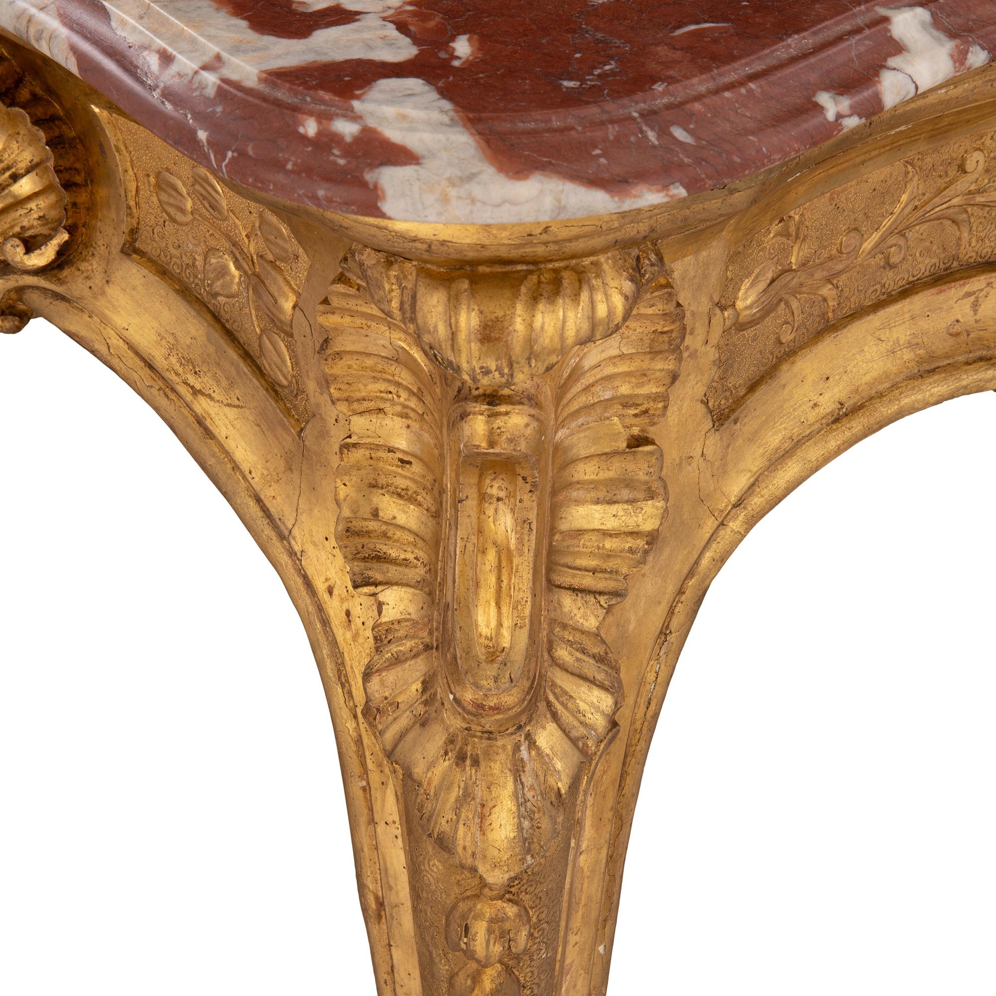 Console autoportante italienne d'époque Louis XV du 18ème siècle en bois doré et marbre en vente 2