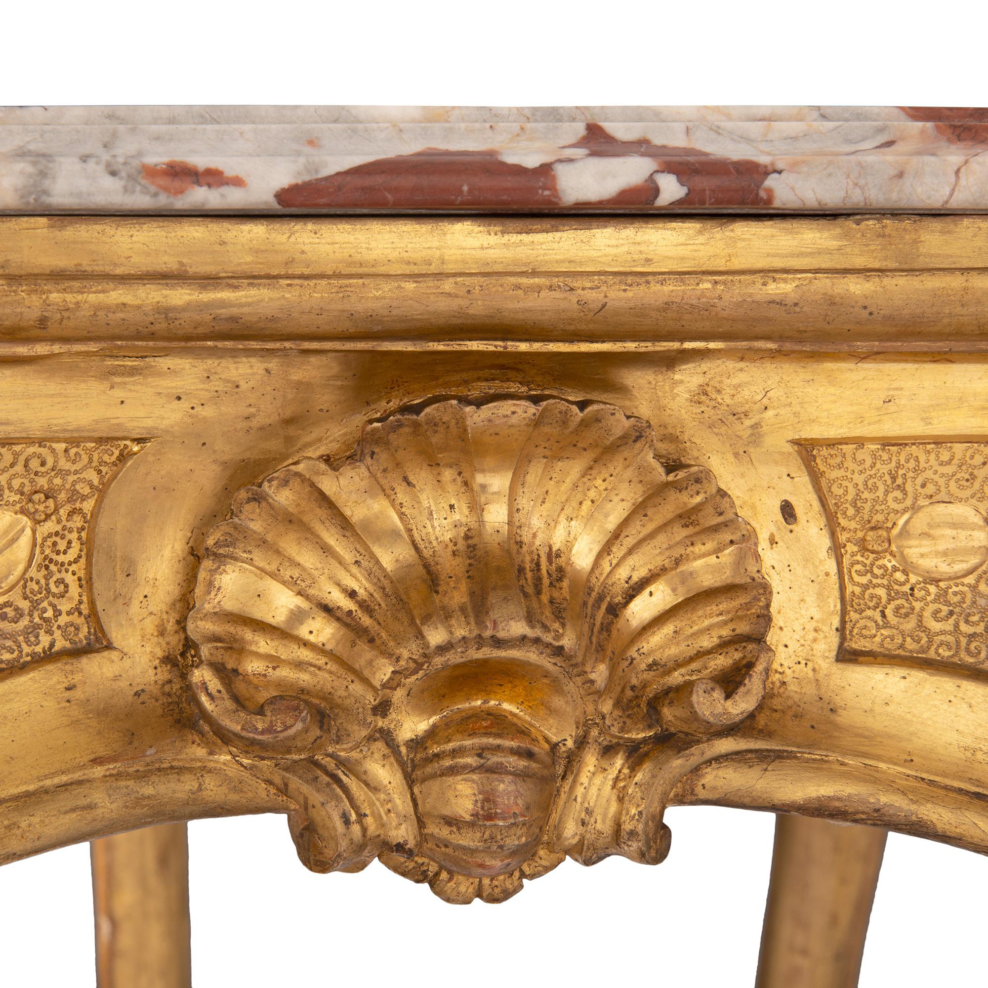 Console autoportante italienne d'époque Louis XV du 18ème siècle en bois doré et marbre en vente 3