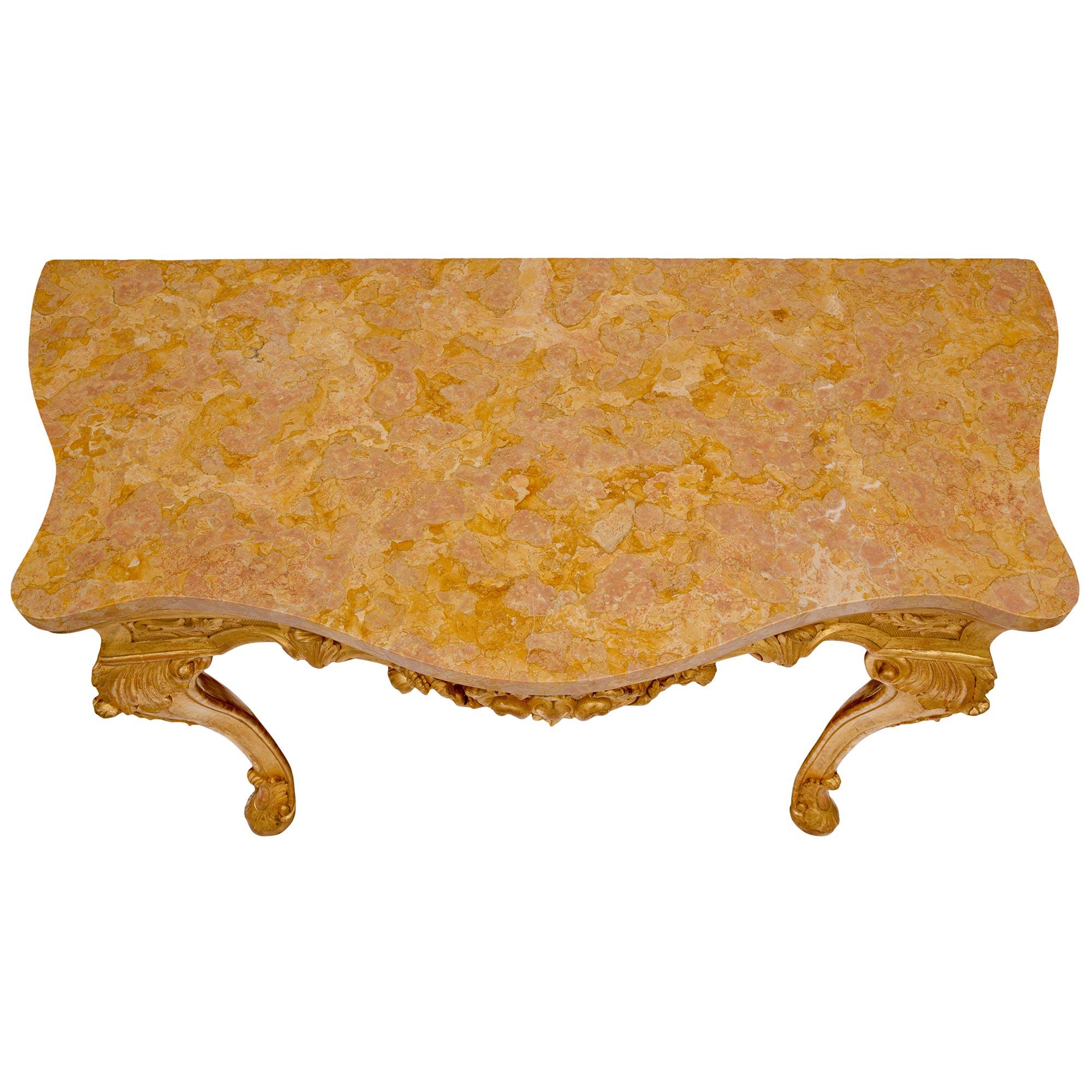 Eccezionale consolle italiana del XVIII secolo di epoca Luigi XV in legno dorato e marmo di Rose Phocéen. La console indipendente è sollevata da elegantissime gambe cabriole con piedi a forma di zoccolo, grandi intagli di foglie d'acanto a volute e