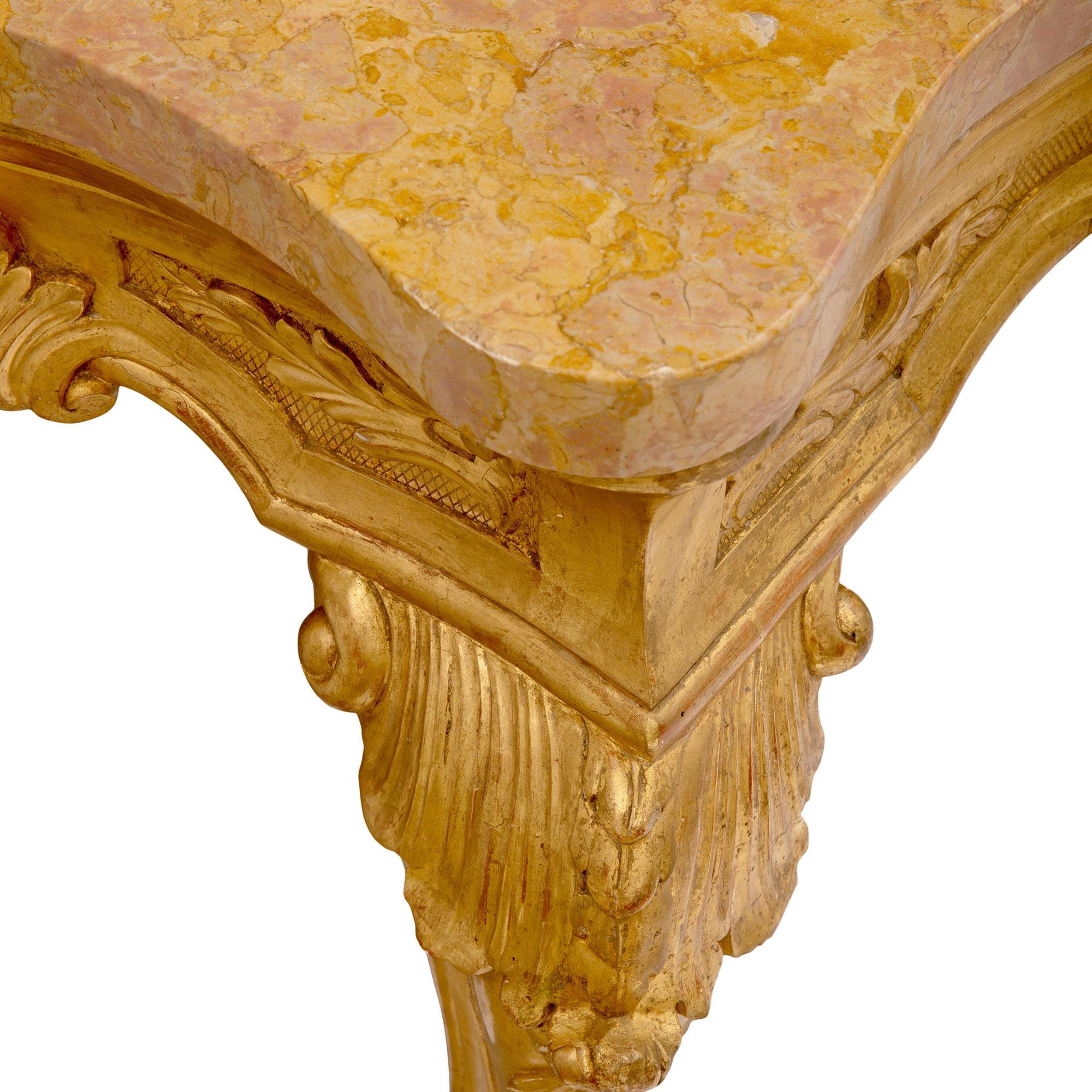 Fino al XVIII secolo Consolle italiana del XVIII secolo del periodo Luigi XV in legno dorato e marmo rosa Phocéen in vendita
