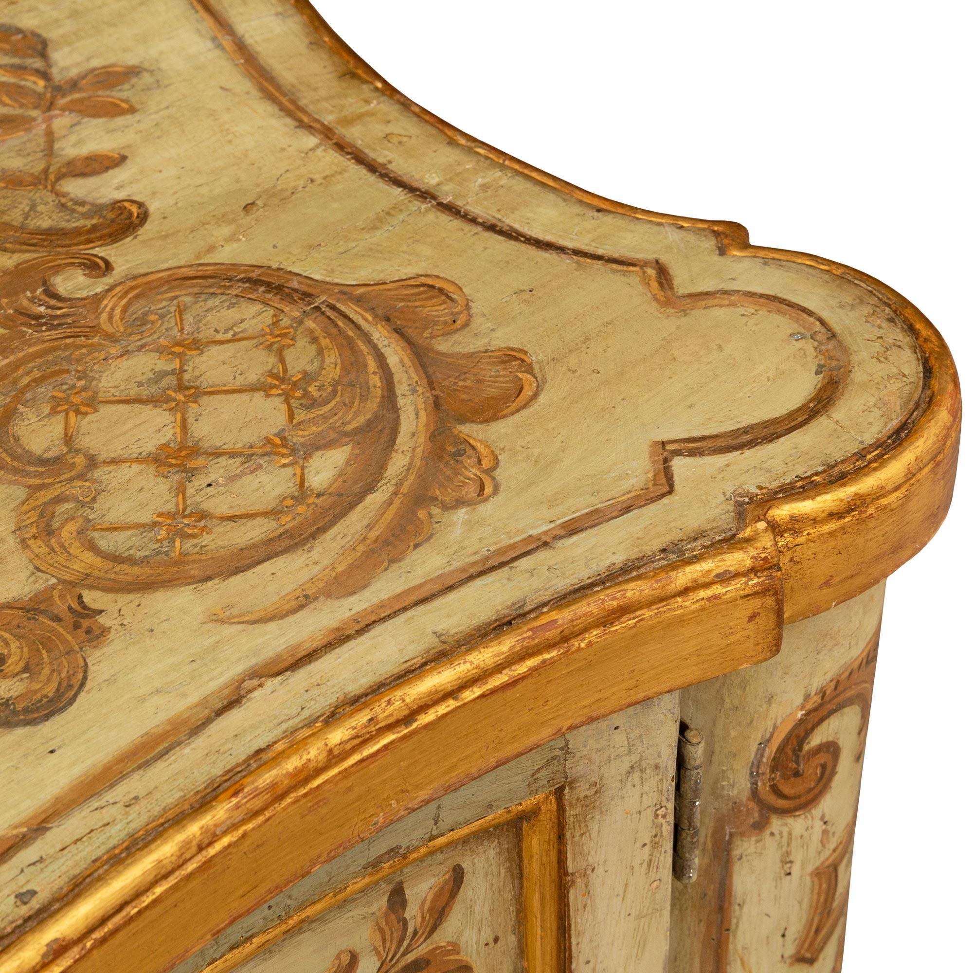 Italienische Truhe aus Giltwood, Ormolu und patiniertem Holz aus dem 18. Jahrhundert im Stil von Louis XV (Goldbronze) im Angebot