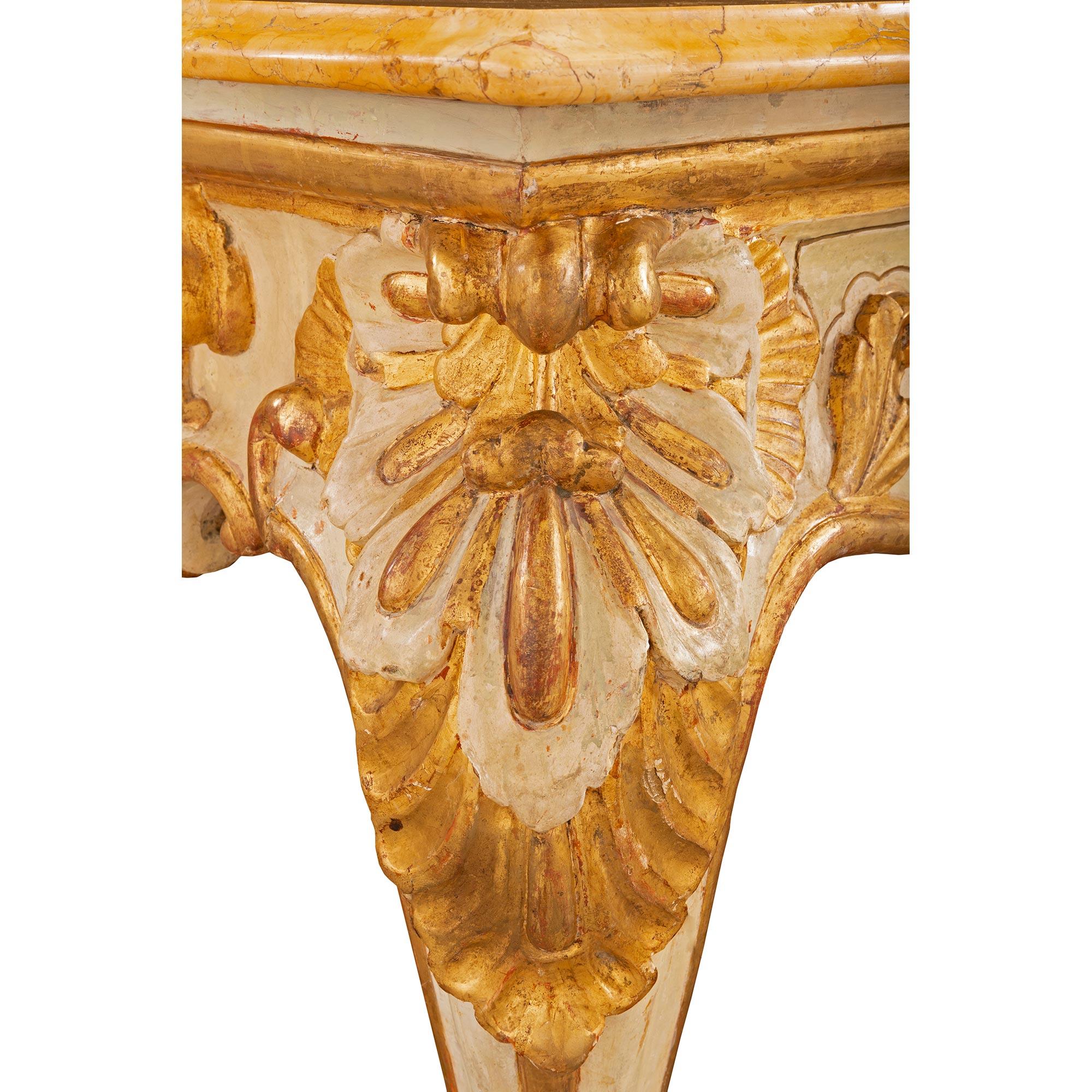 Console italienne d'époque Louis XV du 18ème siècle en bois patiné et doré en vente 2