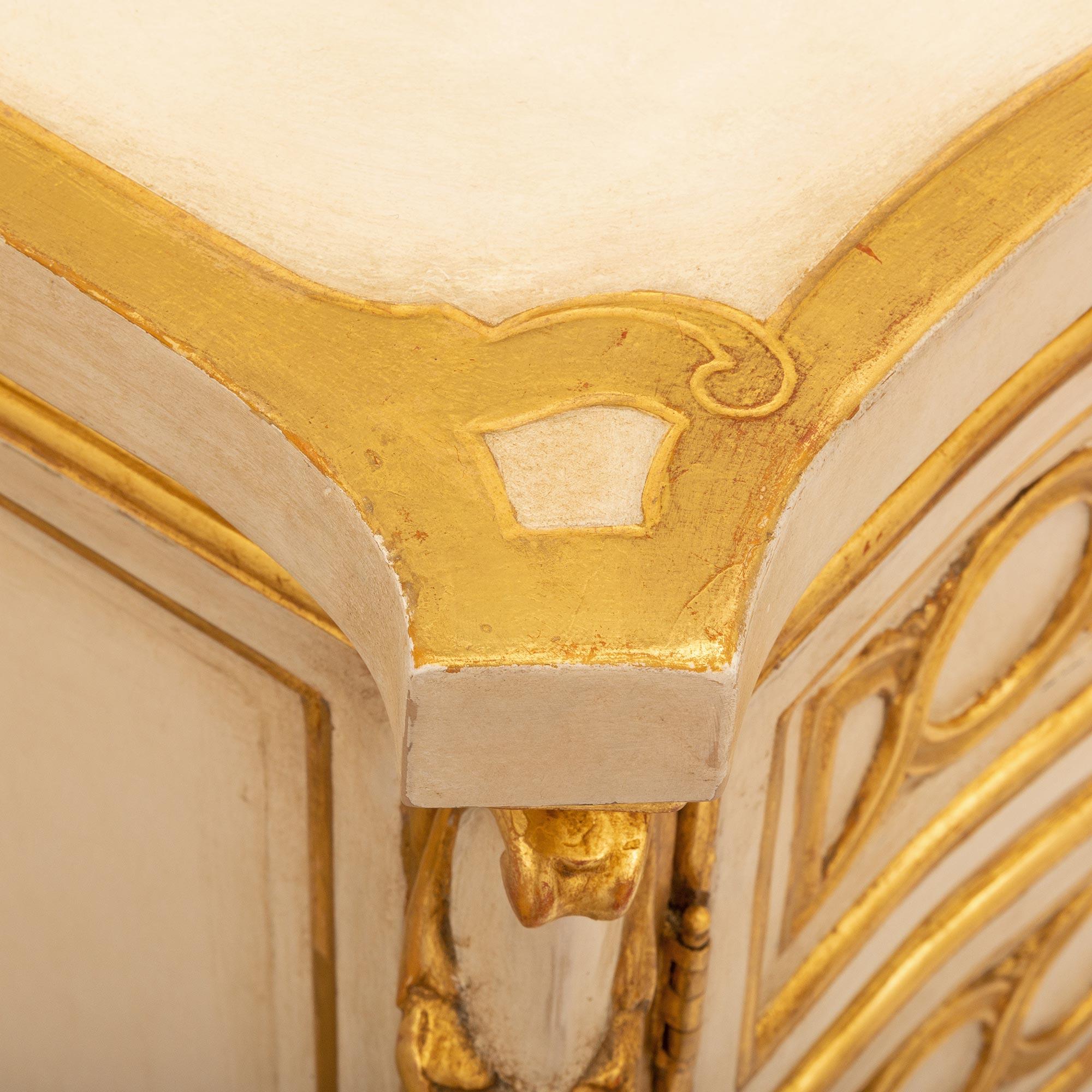 Italienische römische Truhe aus patiniertem, vergoldetem Holz und Goldbronze aus der Zeit Ludwigs XV. (18. Jahrhundert und früher) im Angebot