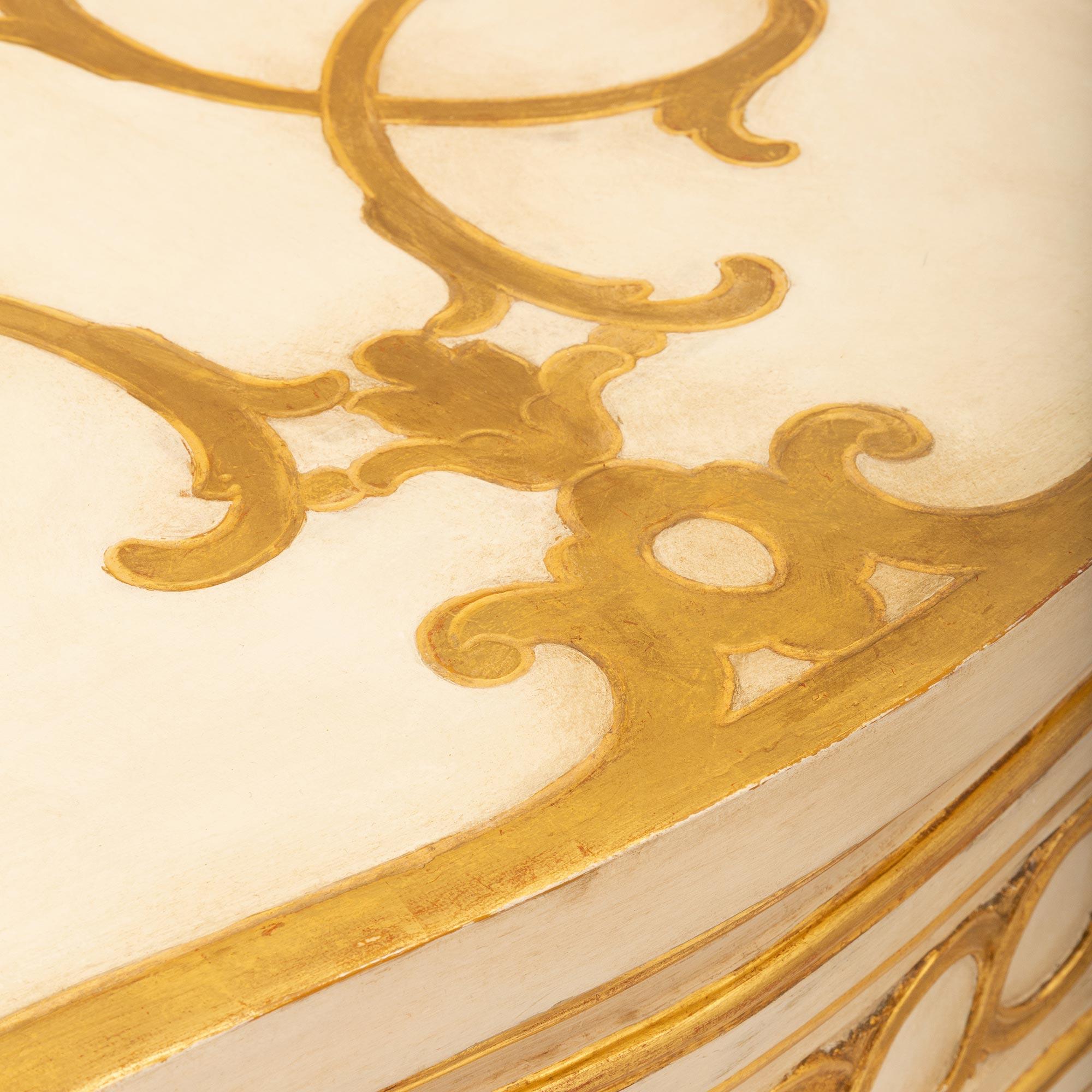 Coffre romain italien d'époque Louis XV du 18ème siècle en bois patiné, doré et bronze doré en vente 1