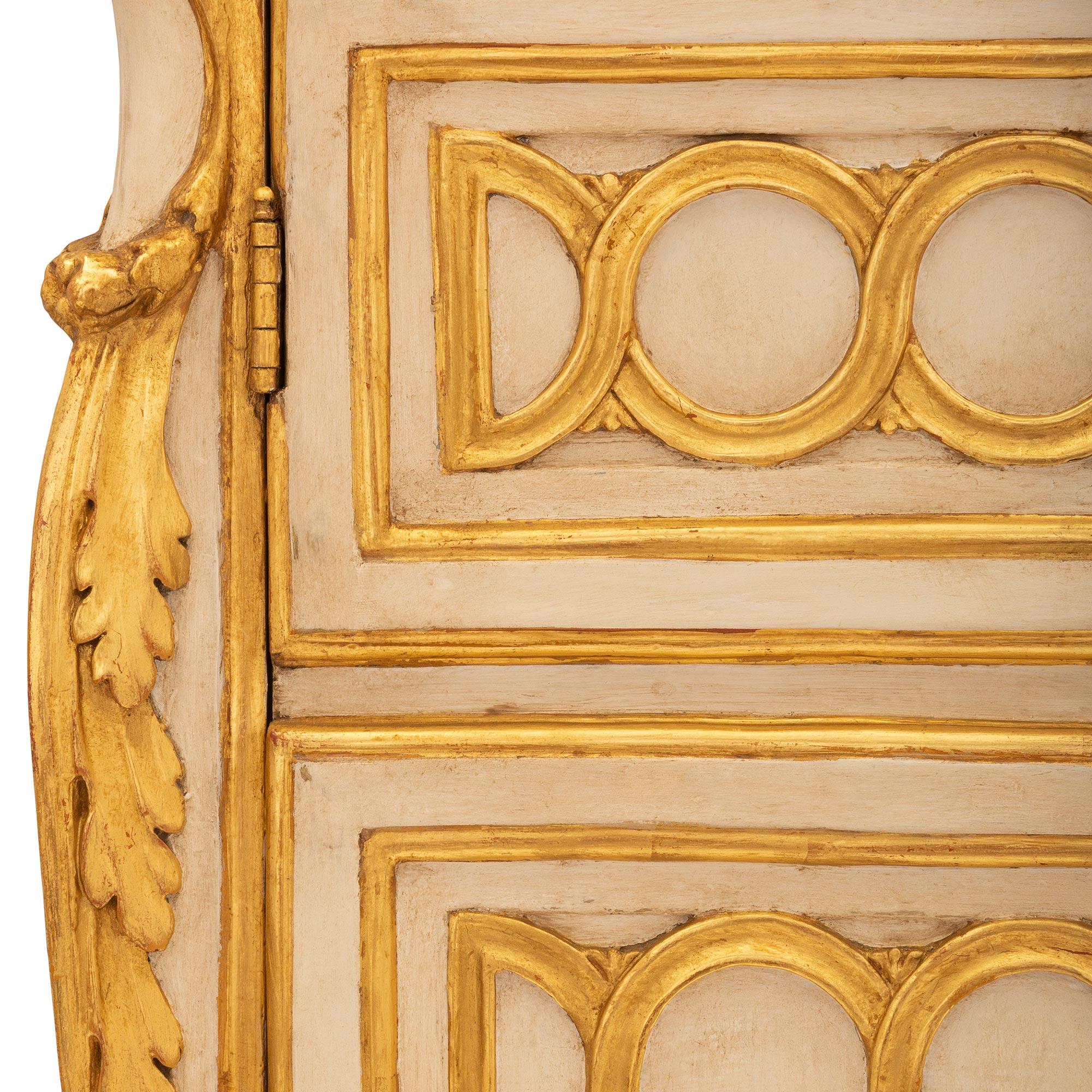 Italienische römische Truhe aus patiniertem, vergoldetem Holz und Goldbronze aus der Zeit Ludwigs XV. im Angebot 2