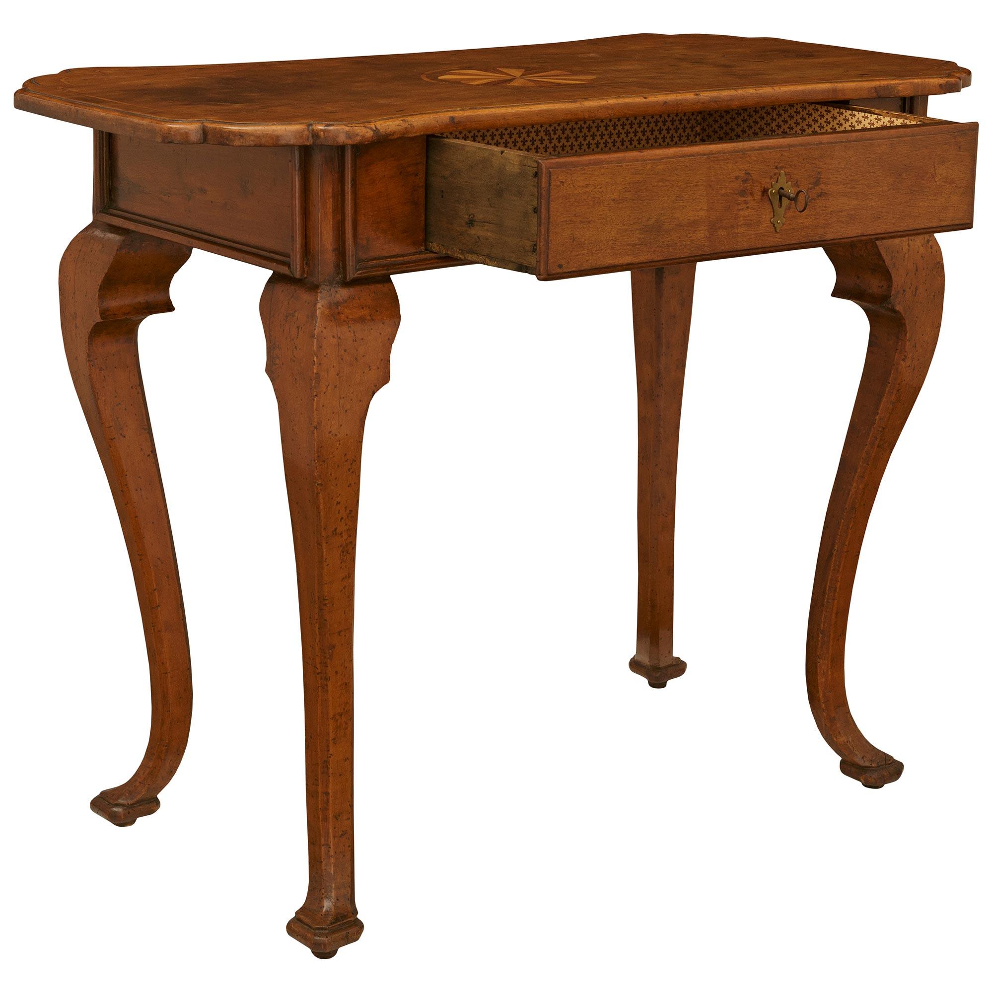 Noyer Table d'appoint italienne du XVIIIe siècle d'époque Louis XV en noyer, tulipier et bronze en vente