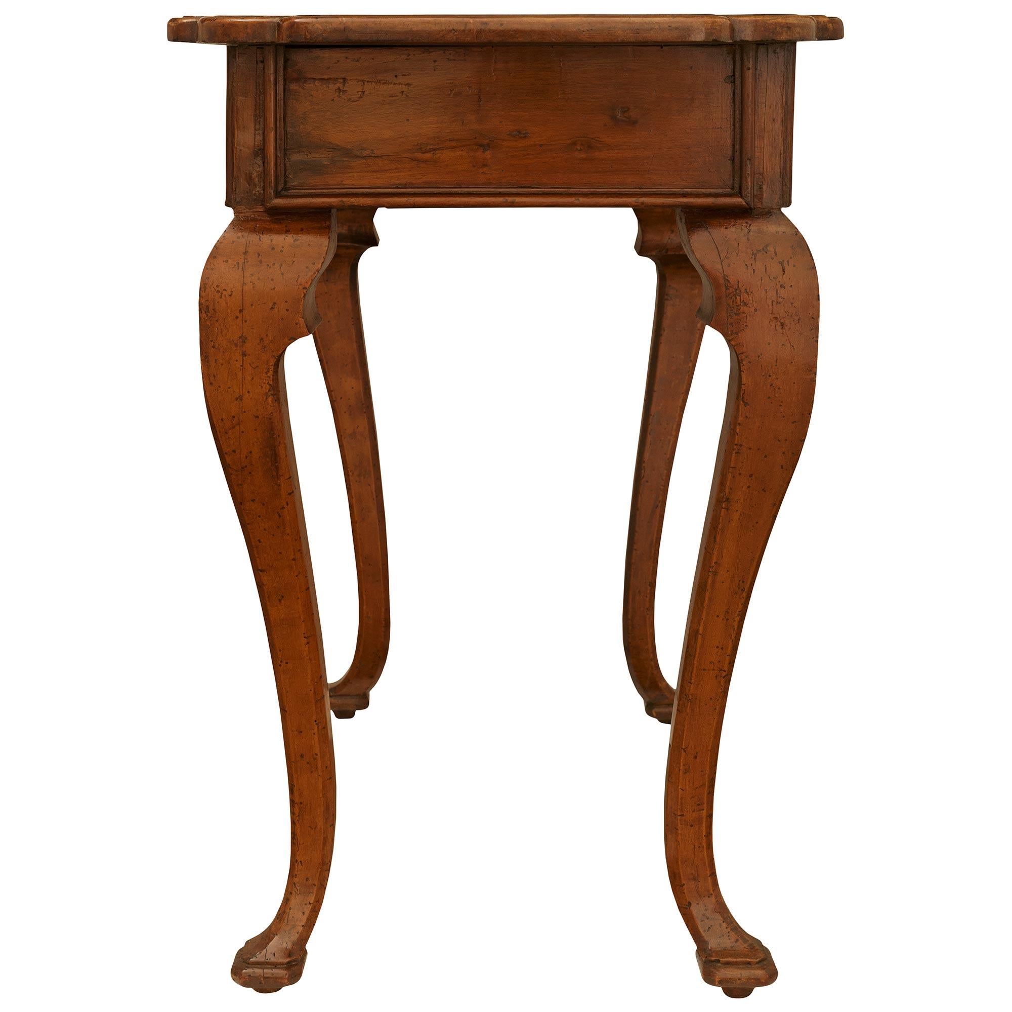Table d'appoint italienne du XVIIIe siècle d'époque Louis XV en noyer, tulipier et bronze en vente 1