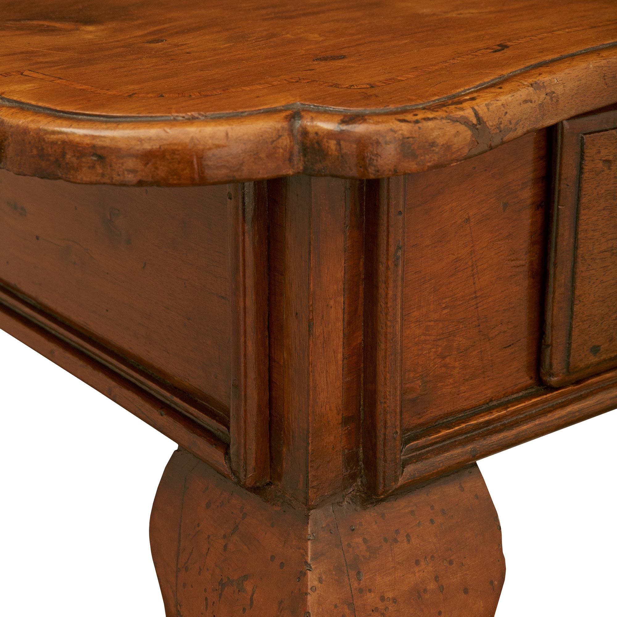 Table d'appoint italienne du XVIIIe siècle d'époque Louis XV en noyer, tulipier et bronze en vente 2