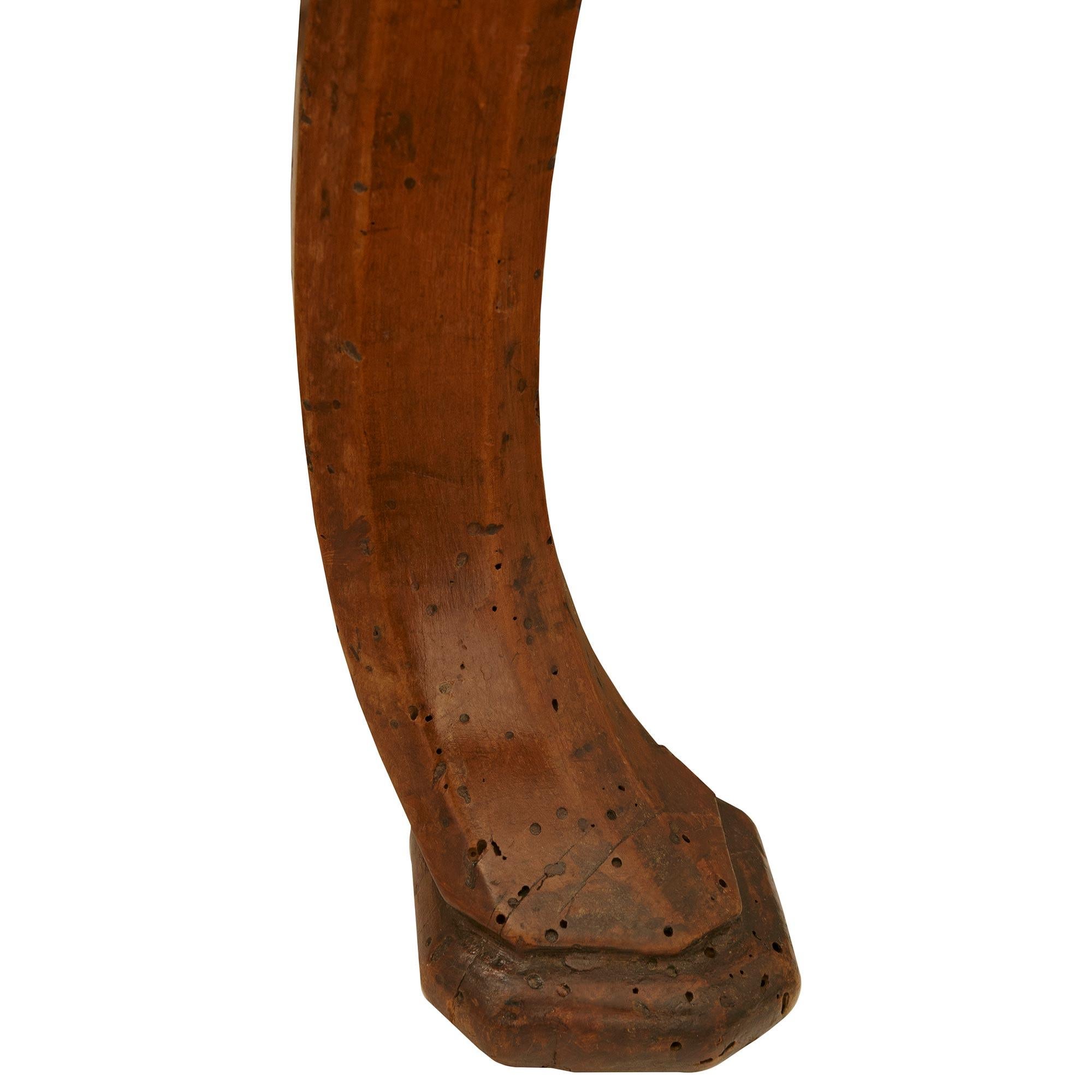 Table d'appoint italienne du XVIIIe siècle d'époque Louis XV en noyer, tulipier et bronze en vente 5