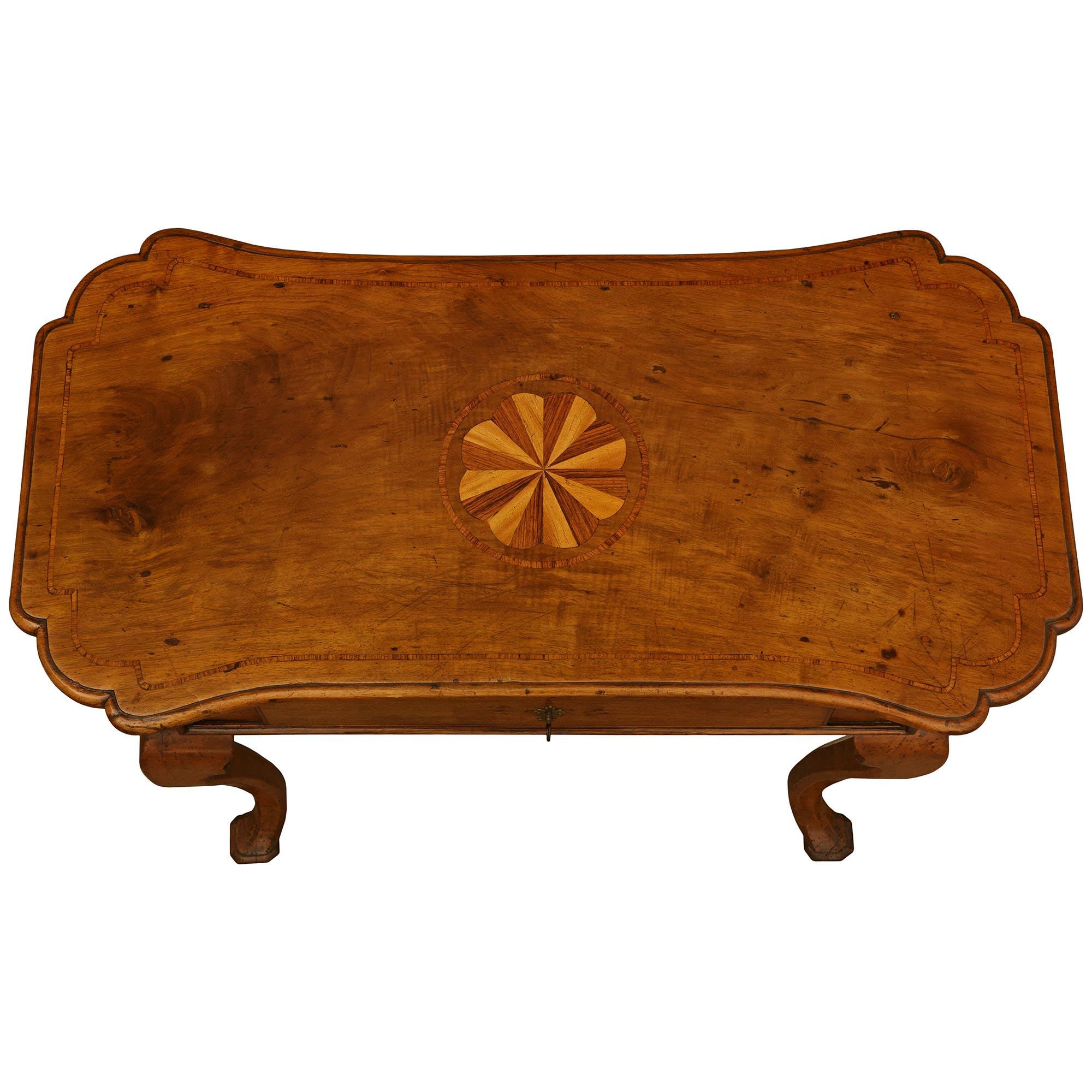 Table d'appoint italienne du XVIIIe siècle d'époque Louis XV en noyer, tulipier et bronze en vente 6