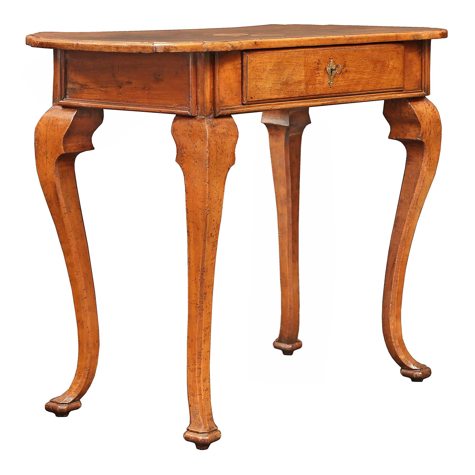 Italian 18th Century Louis XV Period Walnut Side Table from the Veneto Region In Good Condition For Sale In West Palm Beach, FL
