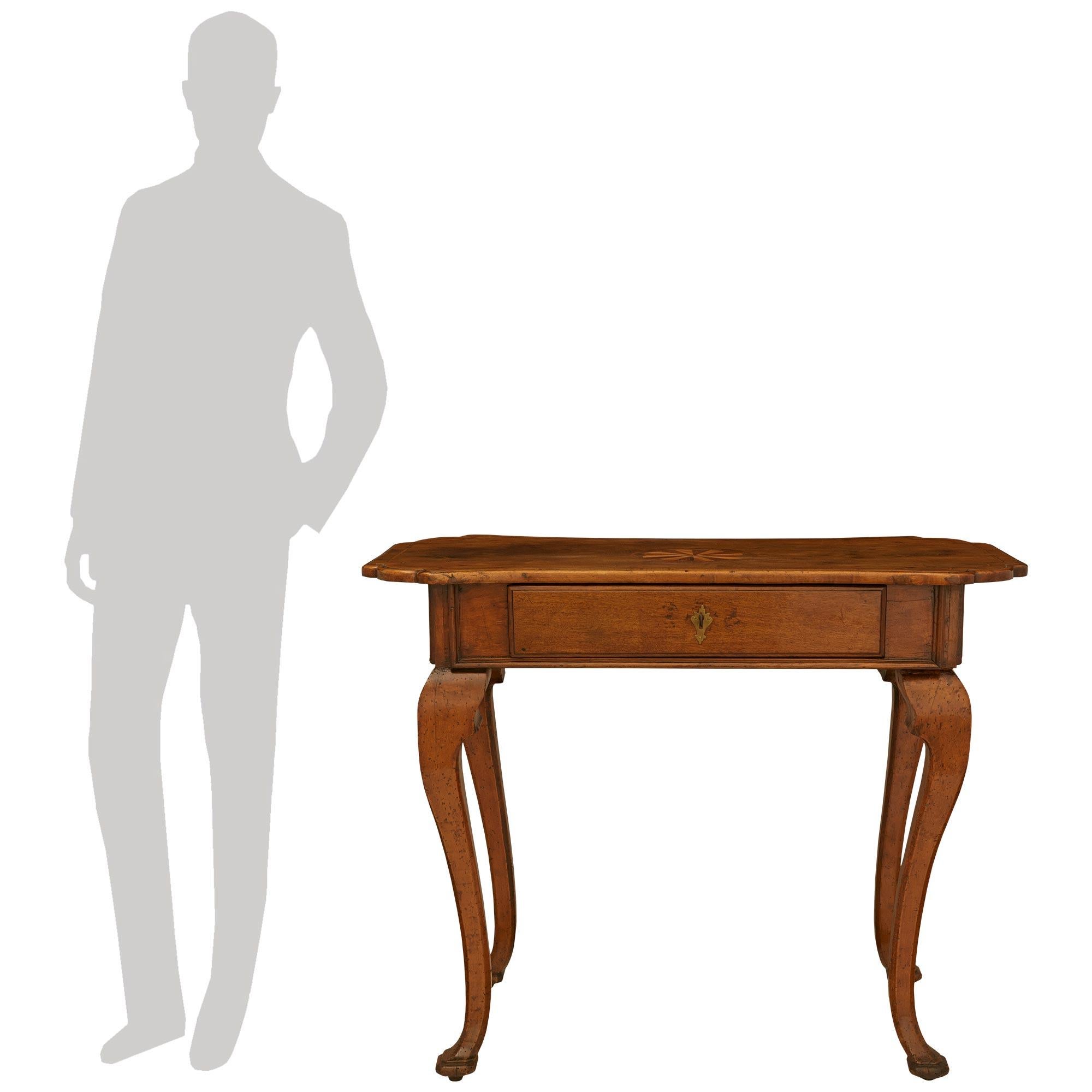 Table d'appoint italienne du XVIIIe siècle d'époque Louis XV en noyer, tulipier et bronze Bon état - En vente à West Palm Beach, FL