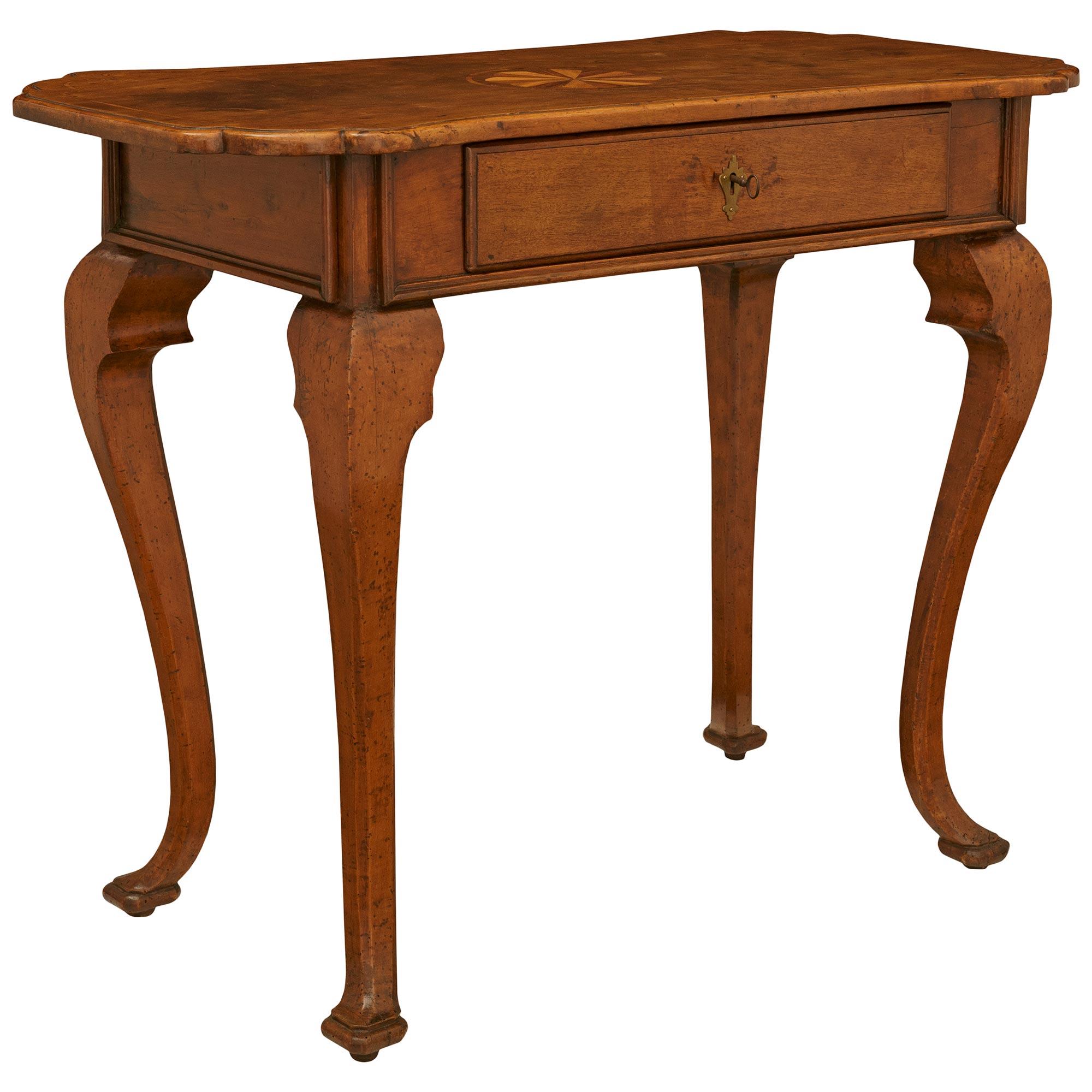 XVIIIe siècle et antérieur Table d'appoint italienne du XVIIIe siècle d'époque Louis XV en noyer, tulipier et bronze en vente