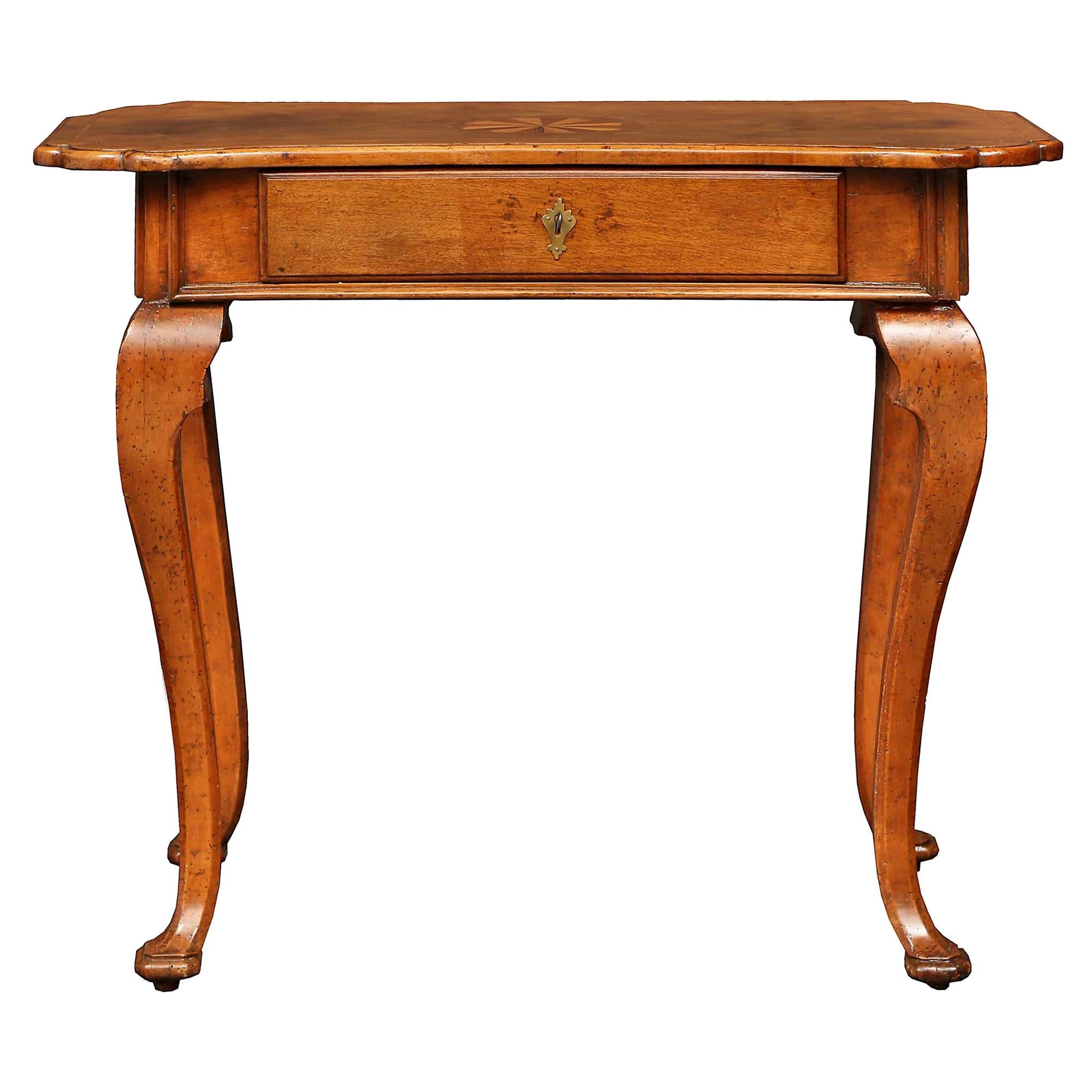 Magnifique table d'appoint italienne du XVIIIe siècle d'époque Louis XV en noyer, tulipier et bronze. Cette charmante table, originaire de la région de Vénétie, est surélevée par de beaux pieds cabriole carrés richement sculptés sous la frise