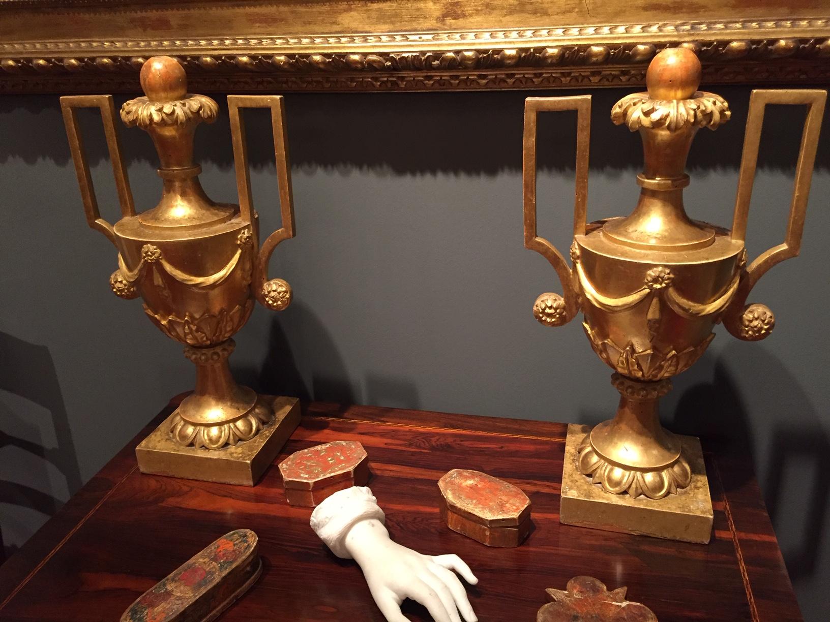 Table d'écriture italienne Louis XV du 18ème siècle en bois de rose incrusté en vente 2