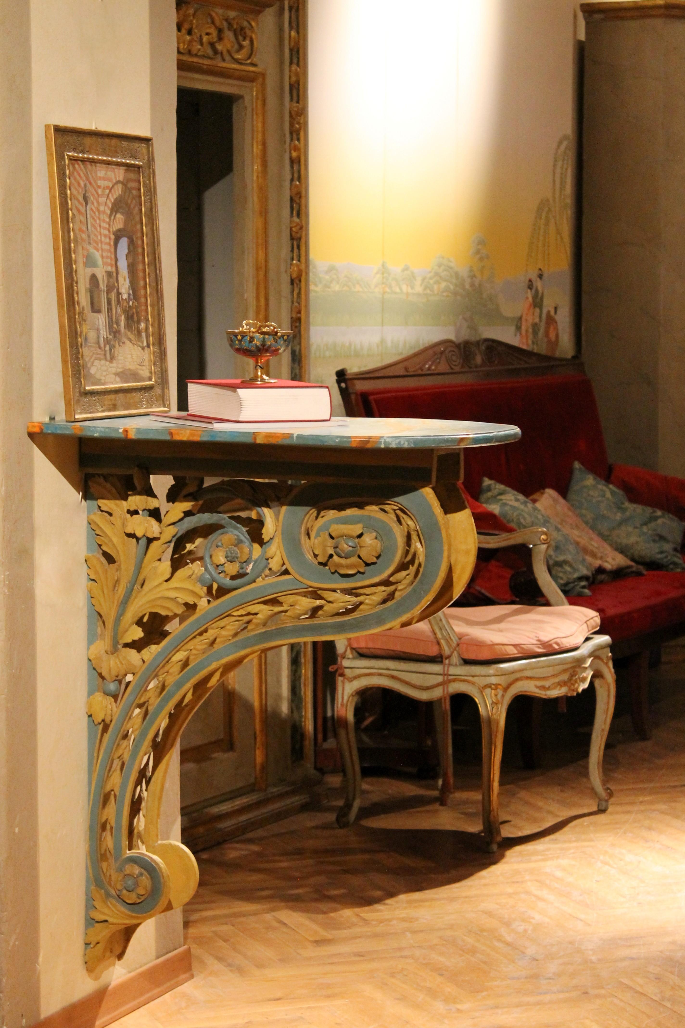 Paire de consoles murales italiennes en bois laqué et sculpté à la main d'époque Louis XVI, datant de la fin du XVIIIe siècle, avec des motifs floraux à enroulement et à percées élaborées.
Des sculptures à la main et des ajourages festonnés en