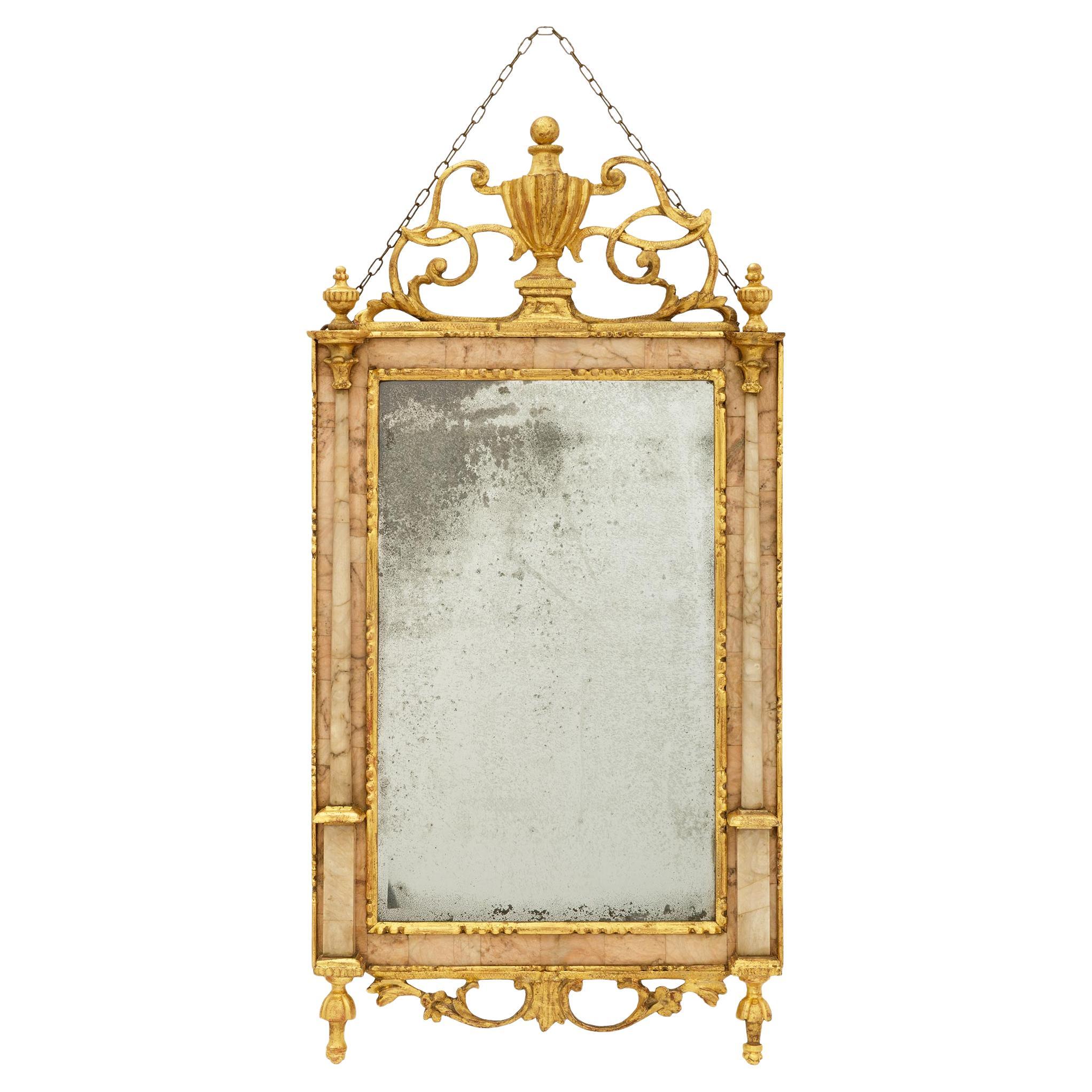 Miroir italien du XVIIIe siècle d
époque Louis XVI en bois doré et marbre de Carnacina en vente