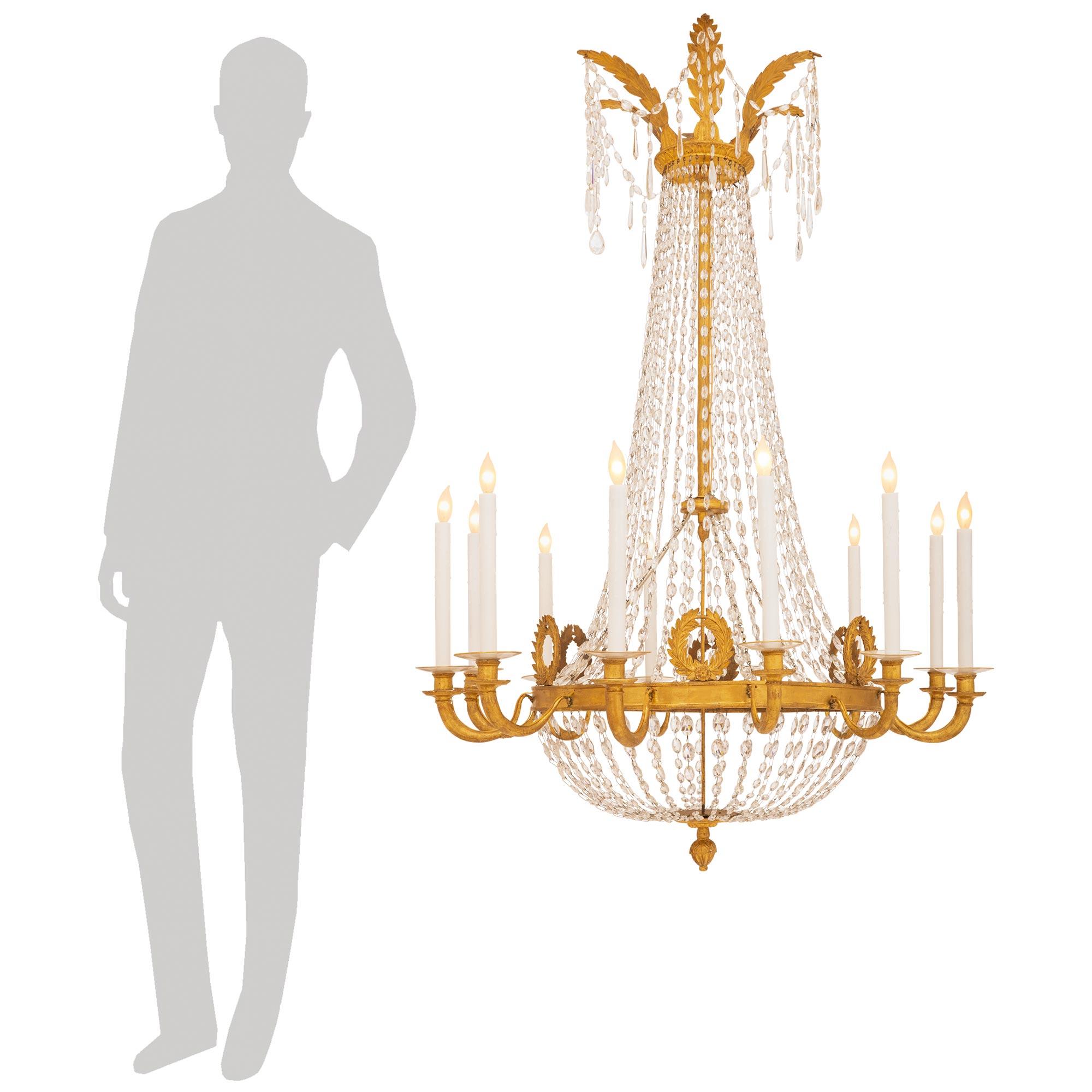 Ein einzigartiger und sehr eleganter italienischer Kronleuchter aus Giltwood und Kristall aus dem 18. Dieser hübsche Montgolfière-Kronleuchter mit zwölf Lichtern wird von einem umgedrehten Endstück aus Giltwood zentriert. Atemberaubende