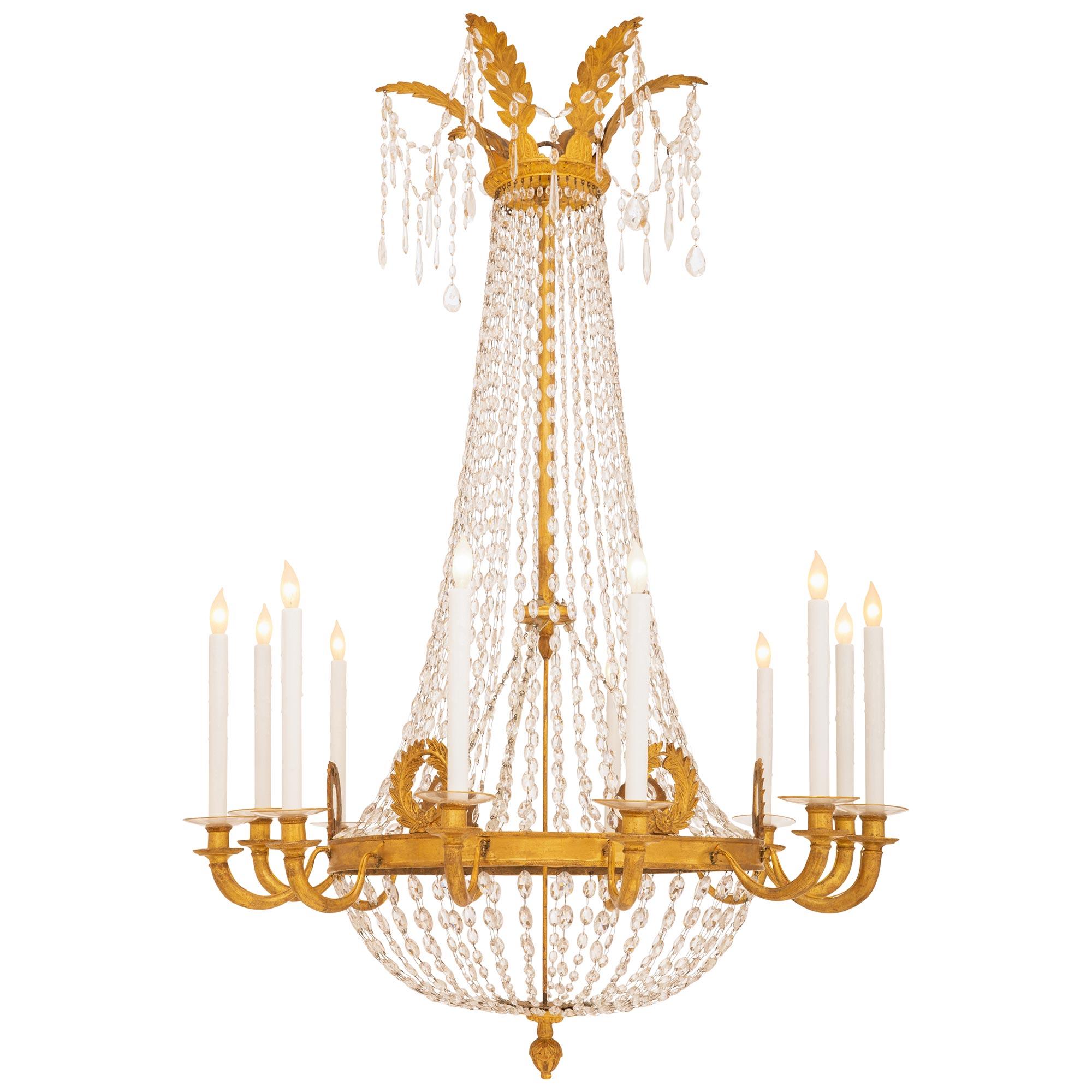 Italienischer Kronleuchter aus Giltwood und Kristall aus dem 18. Jahrhundert im Louis XVI-Stil (Louis XVI.) im Angebot