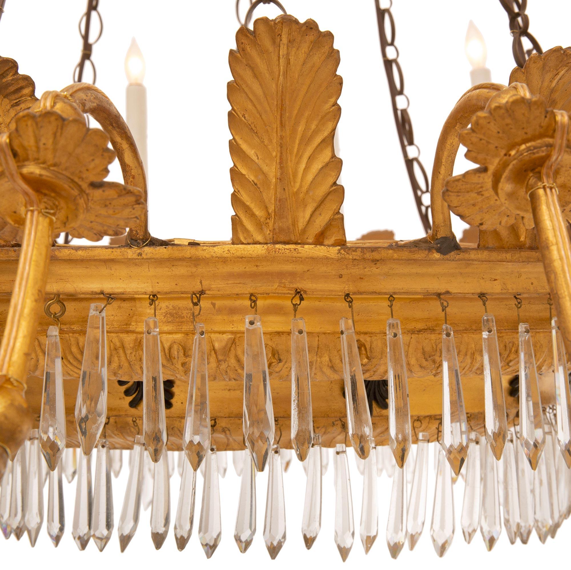 XVIIIe siècle et antérieur Lustre italien d'époque Louis XVI du 18ème siècle en bois doré et cristal en vente