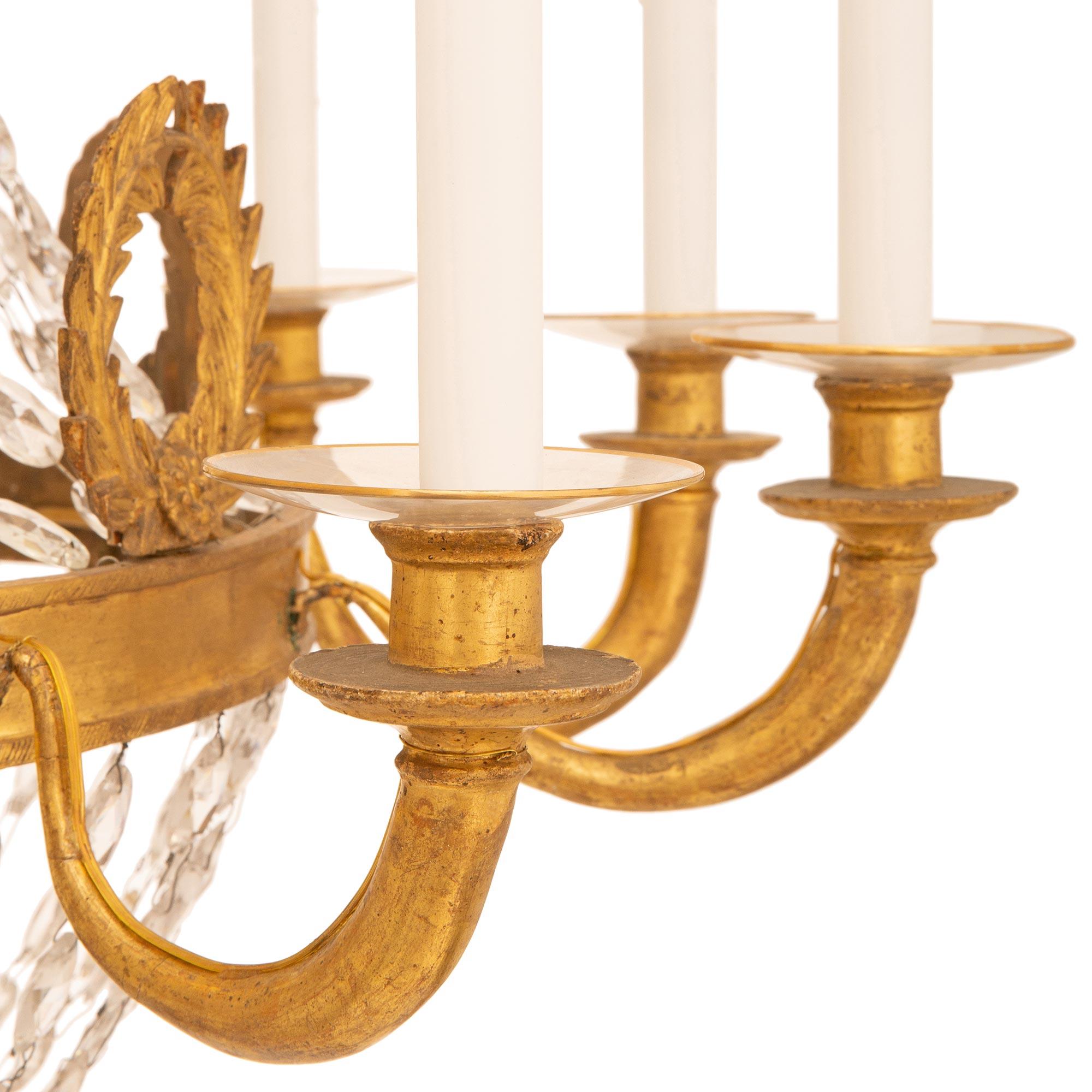 Italienischer Kronleuchter aus Giltwood und Kristall aus dem 18. Jahrhundert im Louis XVI-Stil (18. Jahrhundert und früher) im Angebot