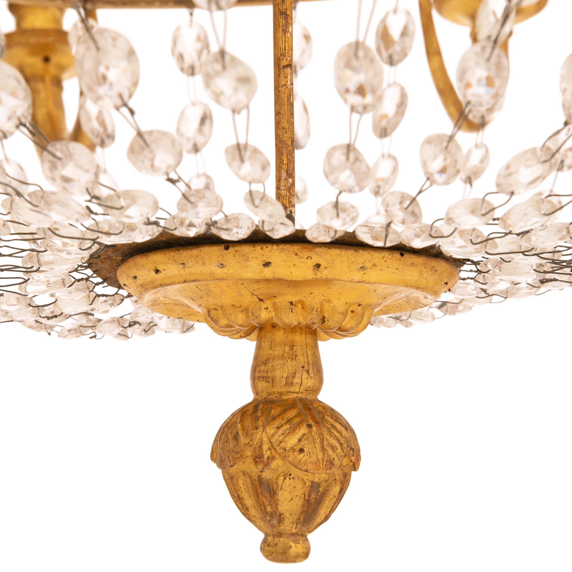 Italienischer Kronleuchter aus Giltwood und Kristall aus dem 18. Jahrhundert im Louis XVI-Stil (Vergoldetes Holz) im Angebot