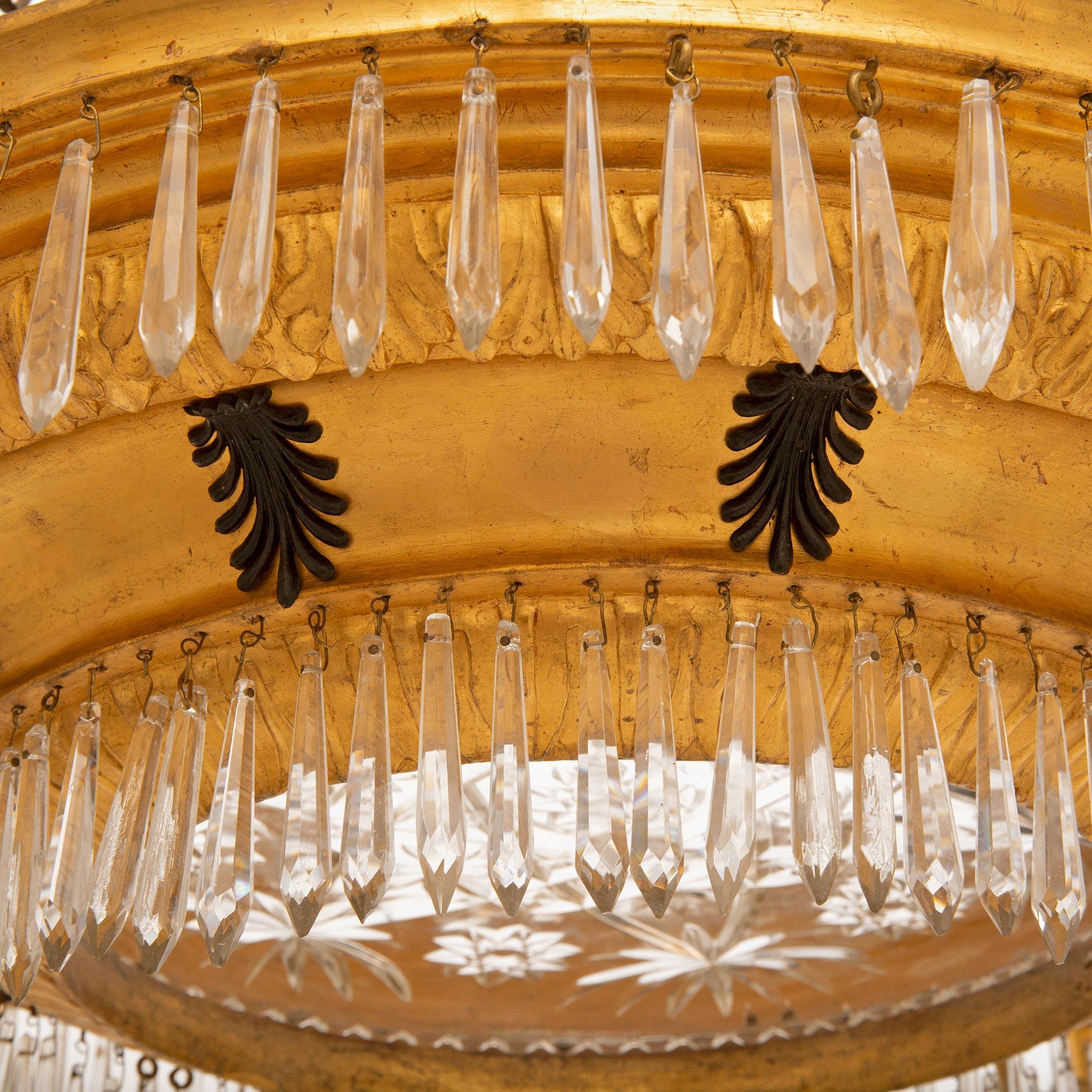 Lustre italien d'époque Louis XVI du 18ème siècle en bois doré et cristal en vente 1