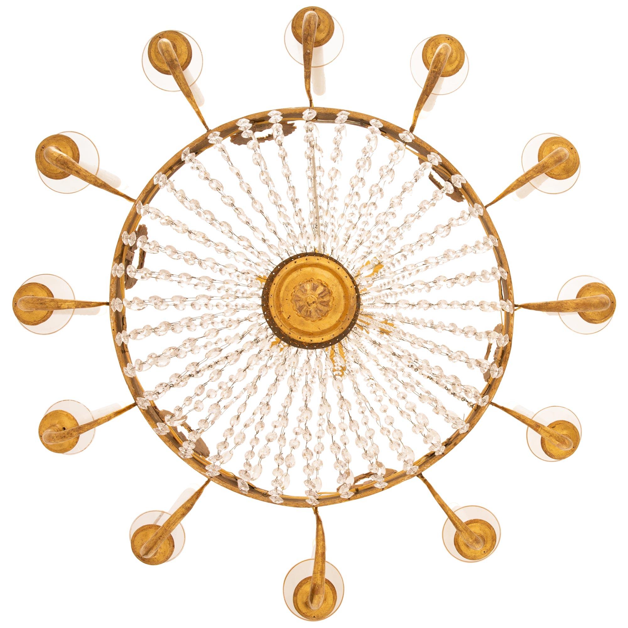 Italienischer Kronleuchter aus Giltwood und Kristall aus dem 18. Jahrhundert im Louis XVI-Stil im Angebot 1