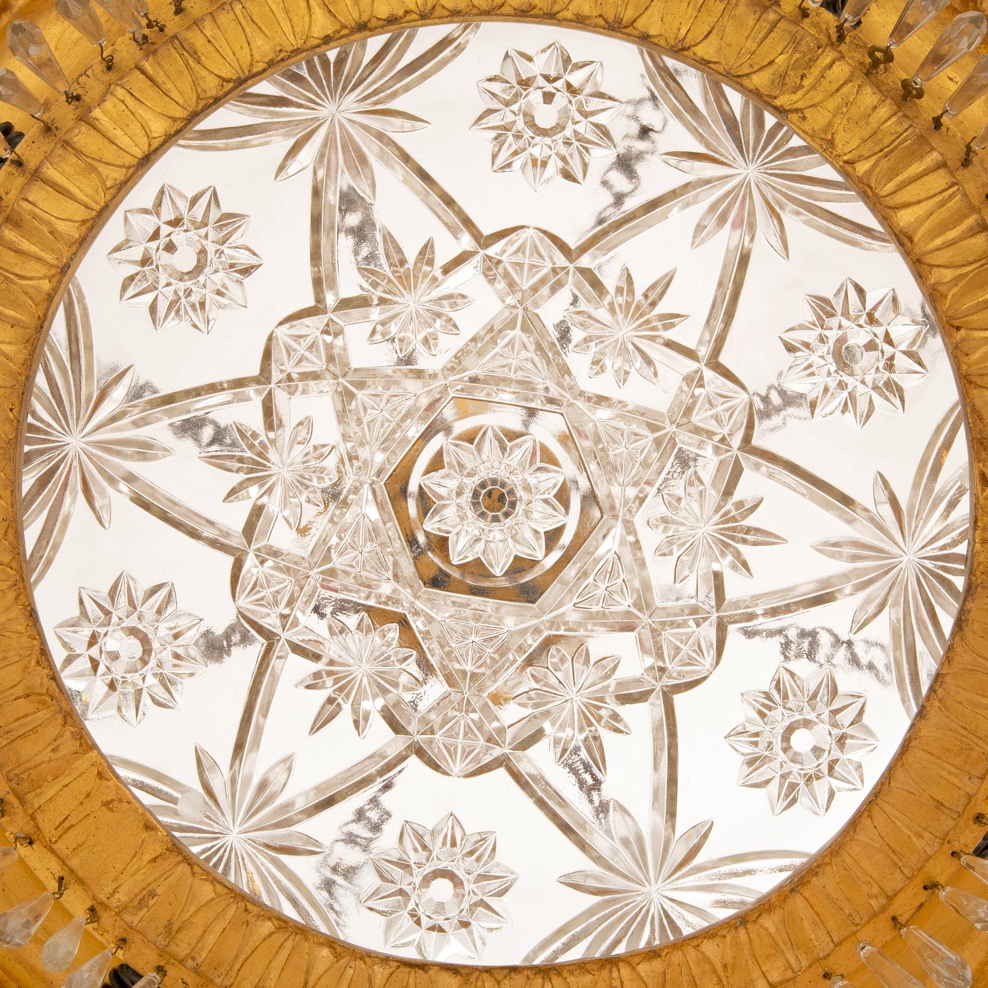 Lustre italien d'époque Louis XVI du 18ème siècle en bois doré et cristal en vente 3