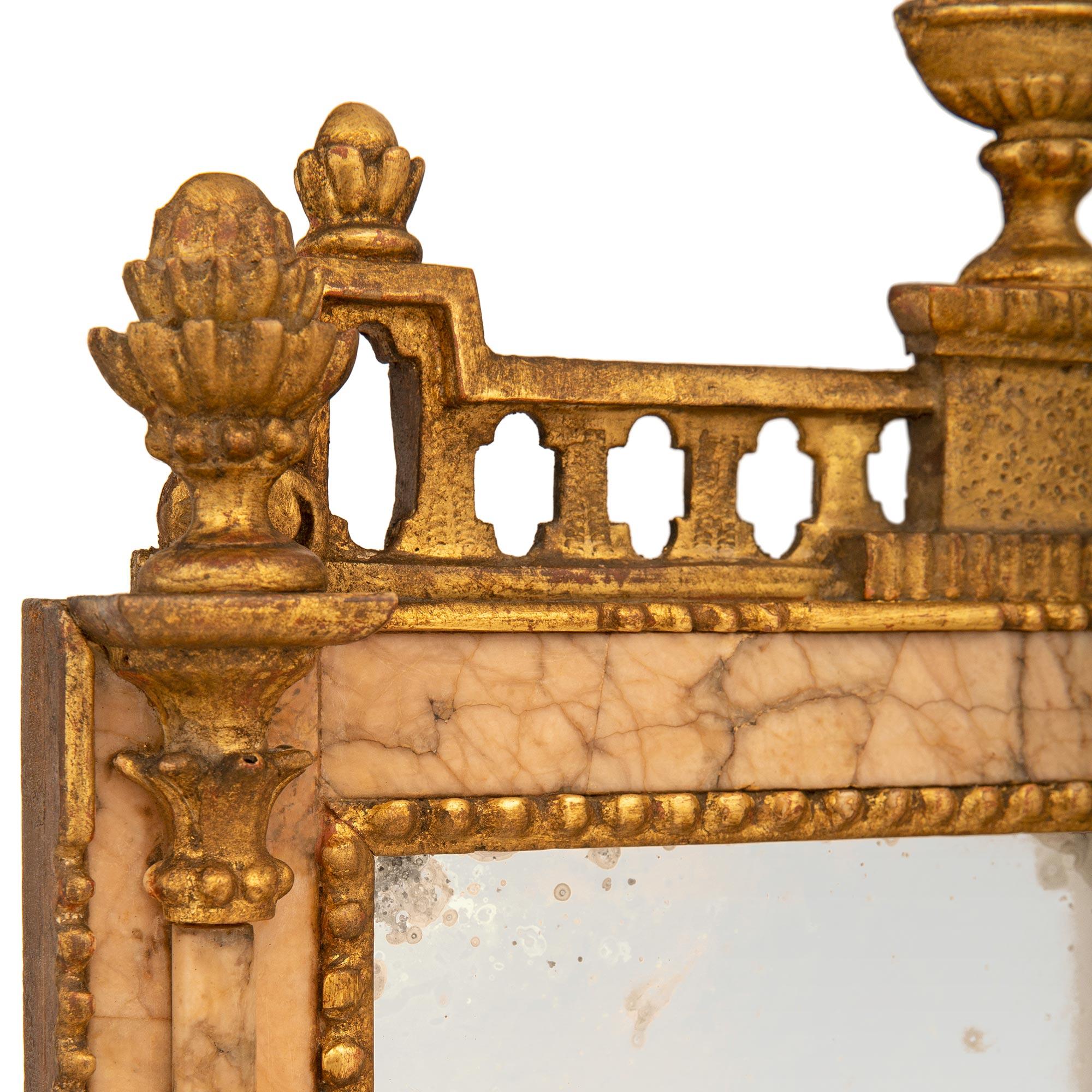 Miroir italien d'époque Louis XVI du 18ème siècle en bois doré et marbre Bon état - En vente à West Palm Beach, FL